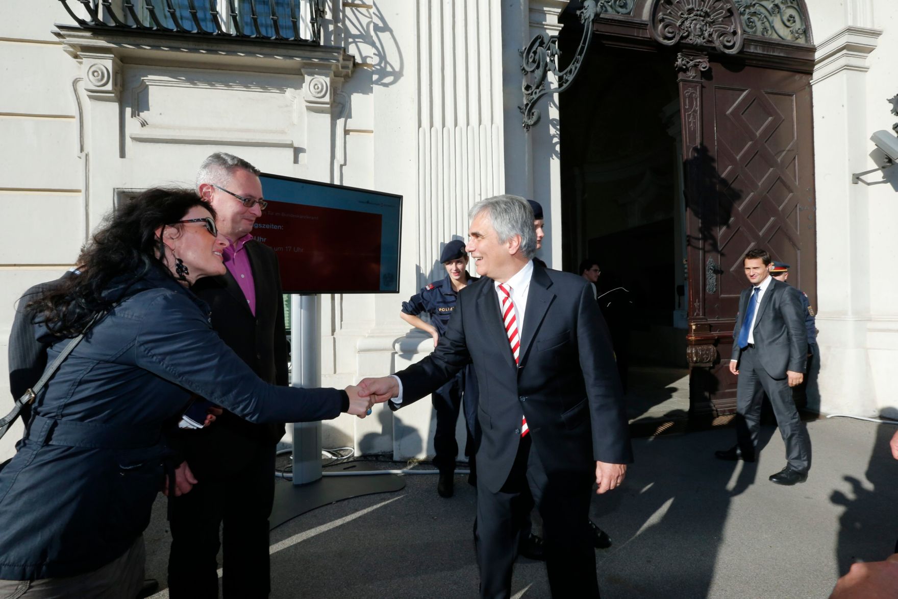 Am 26. Oktober 2013 empfing Bundeskanzler Werner Faymann im Rahmen des Nationalfeiertages Besucherinnen und Besucher im Bundeskanzleramt.