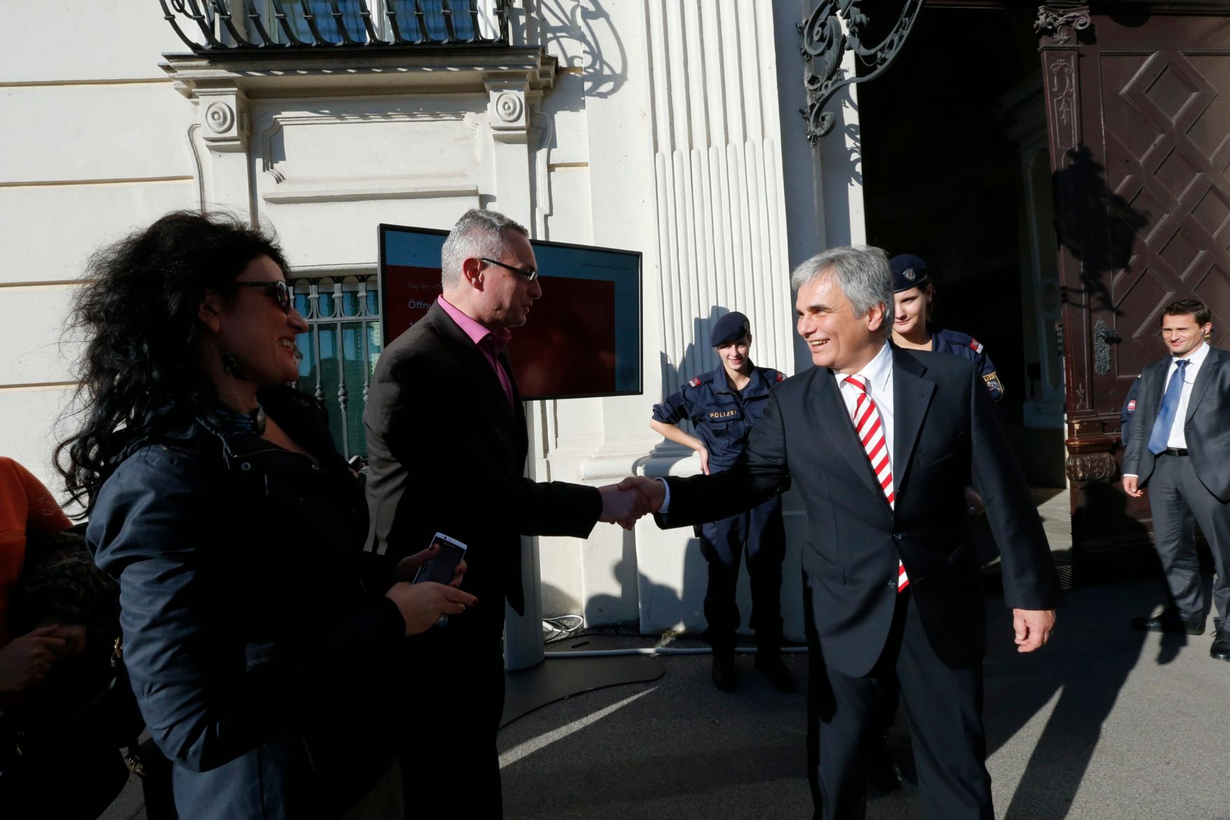 Am 26. Oktober 2013 empfing Bundeskanzler Werner Faymann im Rahmen des Nationalfeiertages Besucherinnen und Besucher im Bundeskanzleramt.