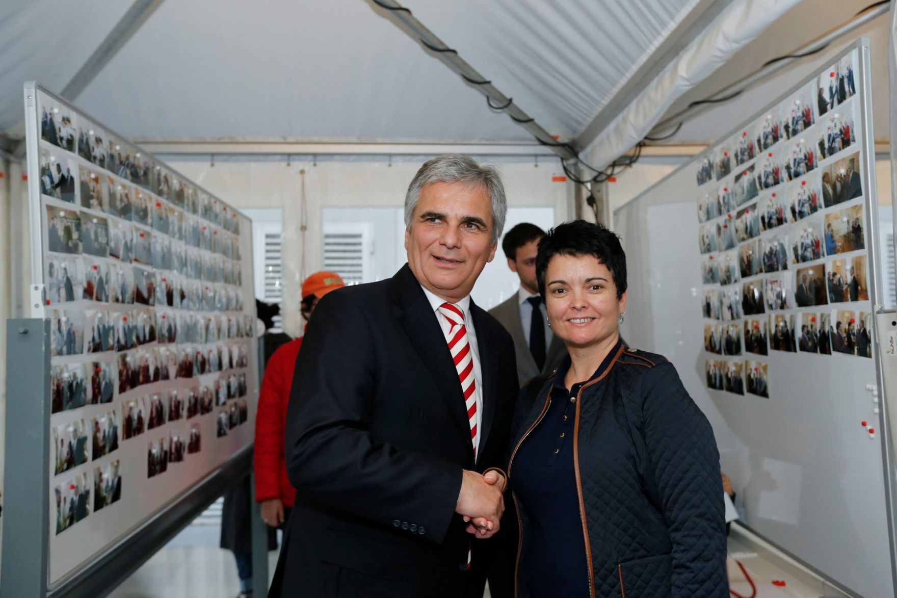 Am 26. Oktober 2013 empfing Bundeskanzler Werner Faymann im Rahmen des Nationalfeiertages Besucherinnen und Besucher im Bundeskanzleramt.