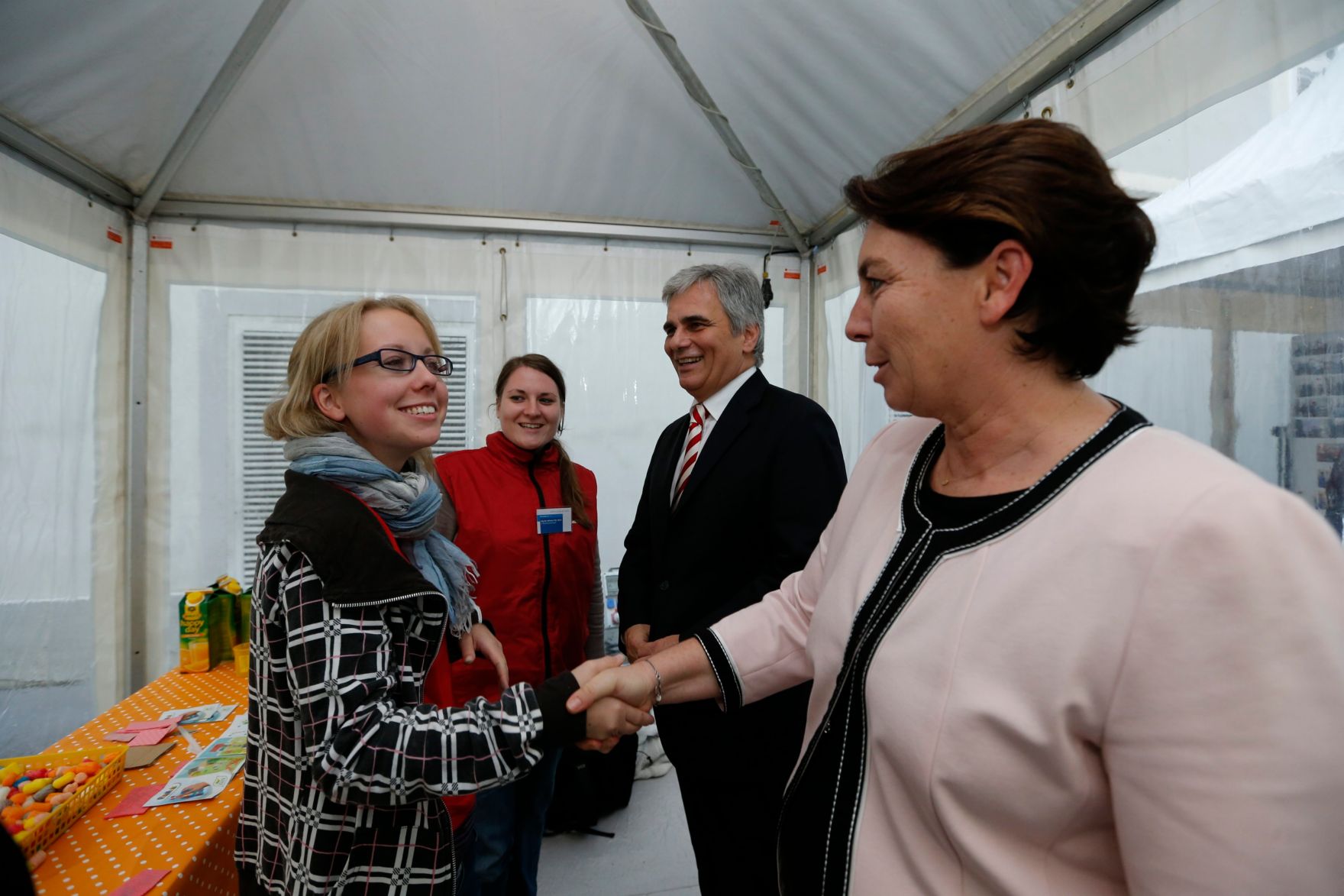 Am 26. Oktober 2013 empfing Bundeskanzler Werner Faymann im Rahmen des Nationalfeiertages Besucherinnen und Besucher im Bundeskanzleramt.
