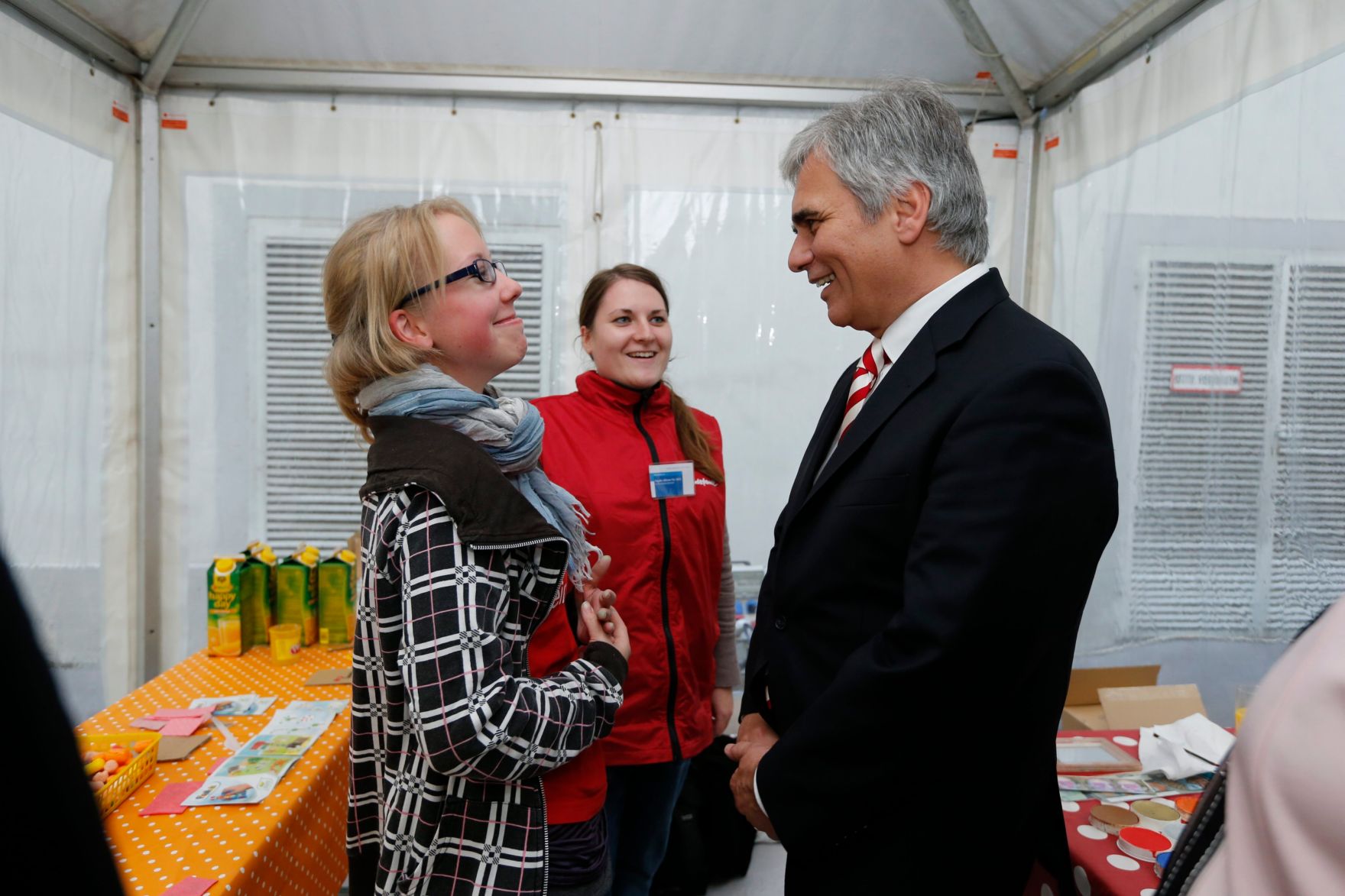 Am 26. Oktober 2013 empfing Bundeskanzler Werner Faymann im Rahmen des Nationalfeiertages Besucherinnen und Besucher im Bundeskanzleramt.