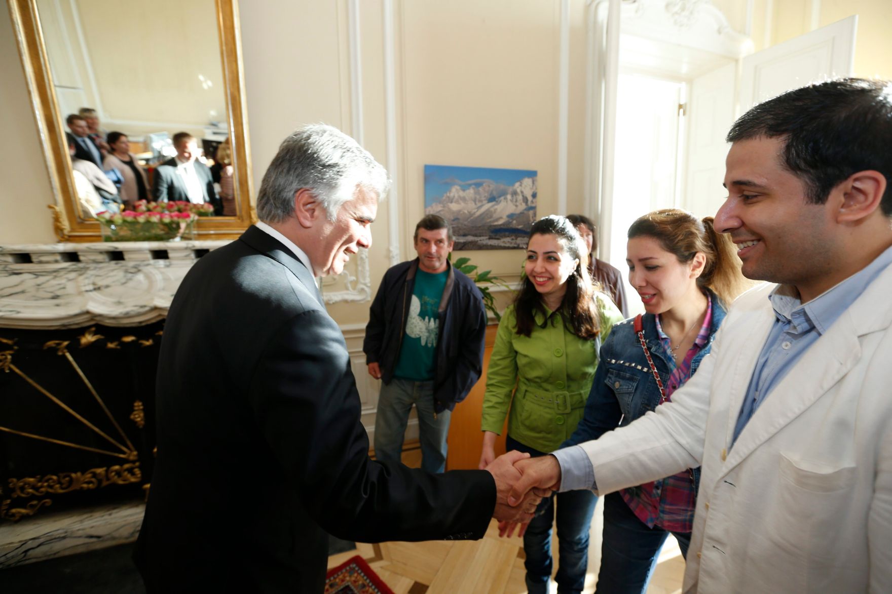 Am 26. Oktober 2013 empfing Bundeskanzler Werner Faymann im Rahmen des Nationalfeiertages Besucherinnen und Besucher im Bundeskanzleramt.