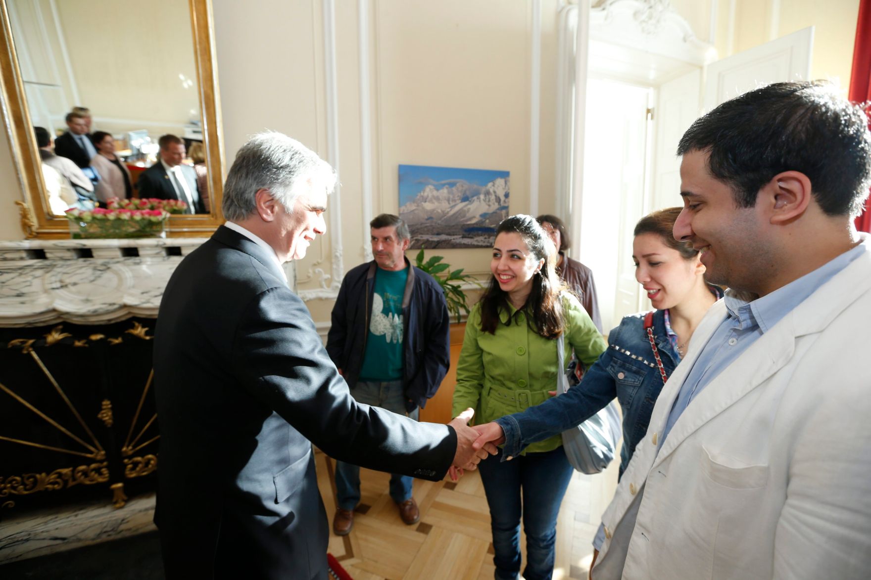 Am 26. Oktober 2013 empfing Bundeskanzler Werner Faymann im Rahmen des Nationalfeiertages Besucherinnen und Besucher im Bundeskanzleramt.