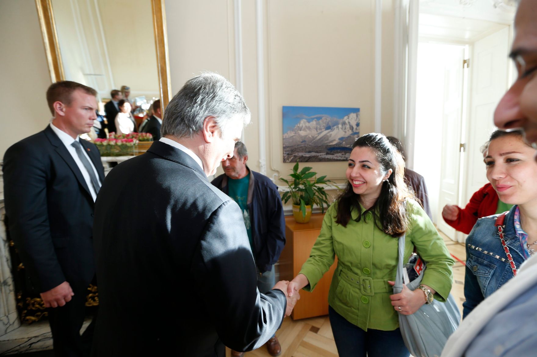Am 26. Oktober 2013 empfing Bundeskanzler Werner Faymann im Rahmen des Nationalfeiertages Besucherinnen und Besucher im Bundeskanzleramt.