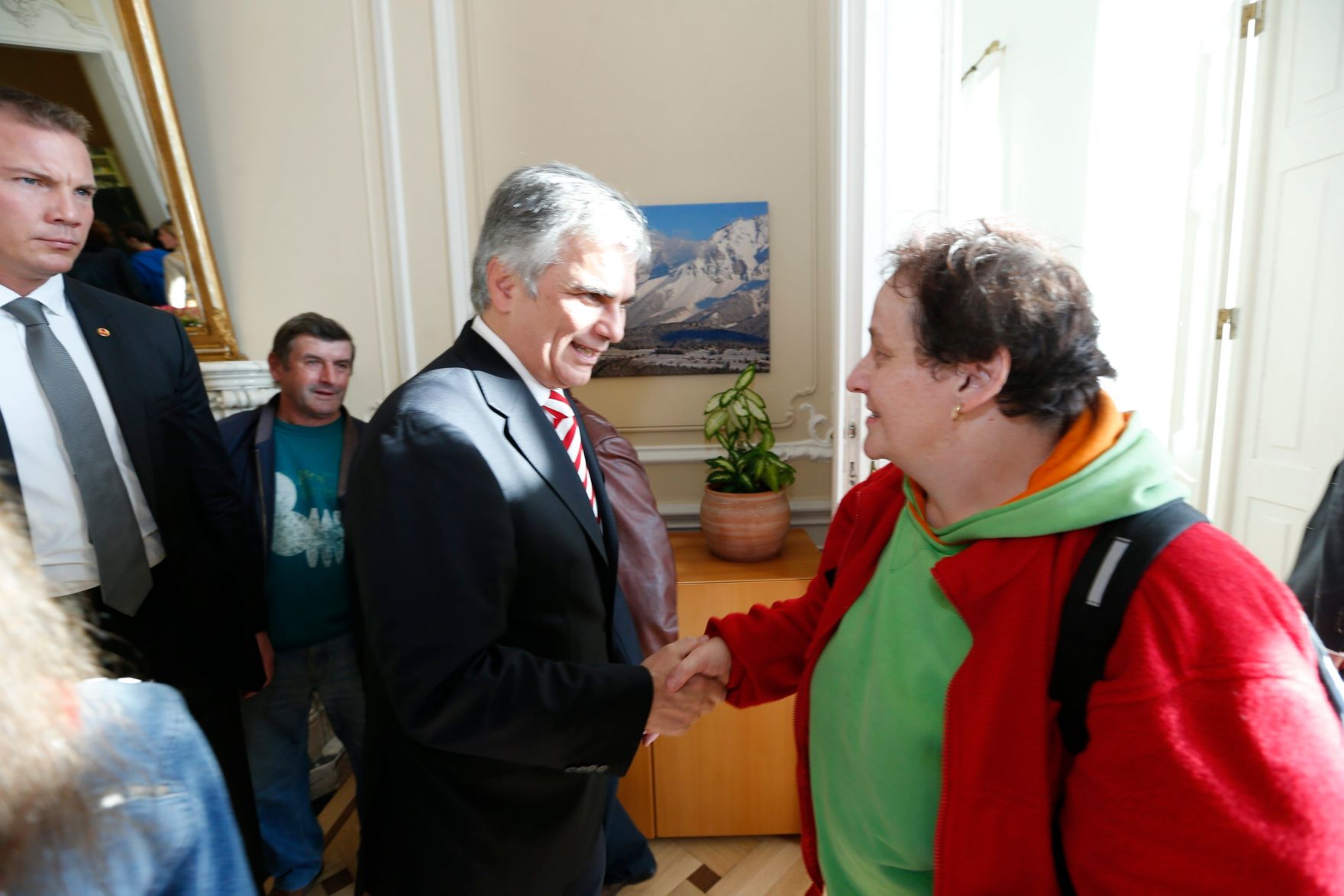 Am 26. Oktober 2013 empfing Bundeskanzler Werner Faymann im Rahmen des Nationalfeiertages Besucherinnen und Besucher im Bundeskanzleramt.