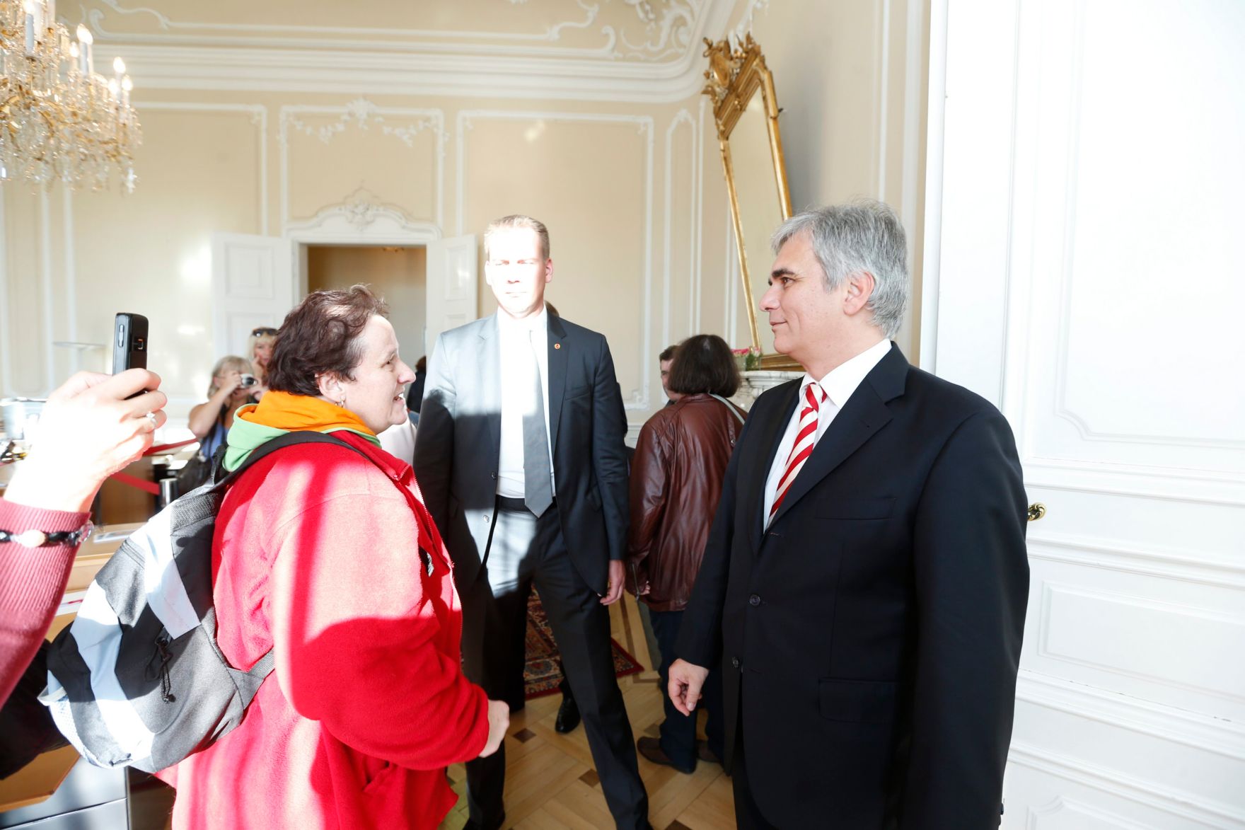 Am 26. Oktober 2013 empfing Bundeskanzler Werner Faymann im Rahmen des Nationalfeiertages Besucherinnen und Besucher im Bundeskanzleramt.