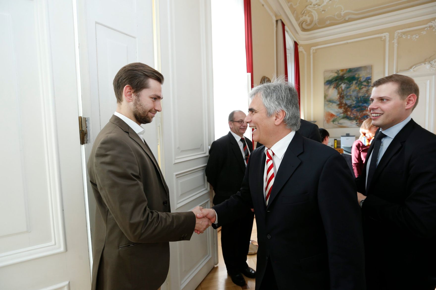 Am 26. Oktober 2013 empfing Bundeskanzler Werner Faymann im Rahmen des Nationalfeiertages Besucherinnen und Besucher im Bundeskanzleramt.