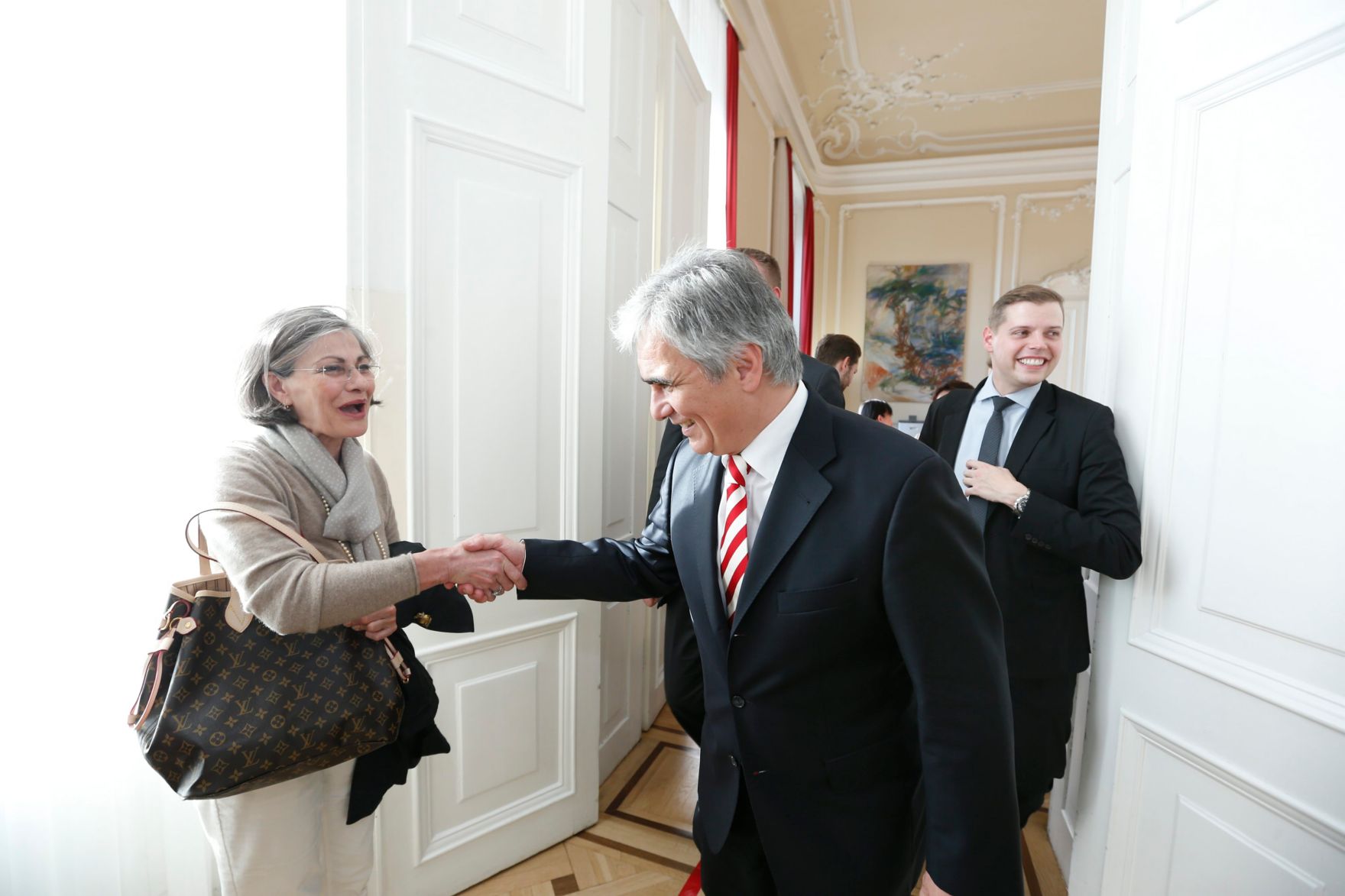 Am 26. Oktober 2013 empfing Bundeskanzler Werner Faymann im Rahmen des Nationalfeiertages Besucherinnen und Besucher im Bundeskanzleramt.
