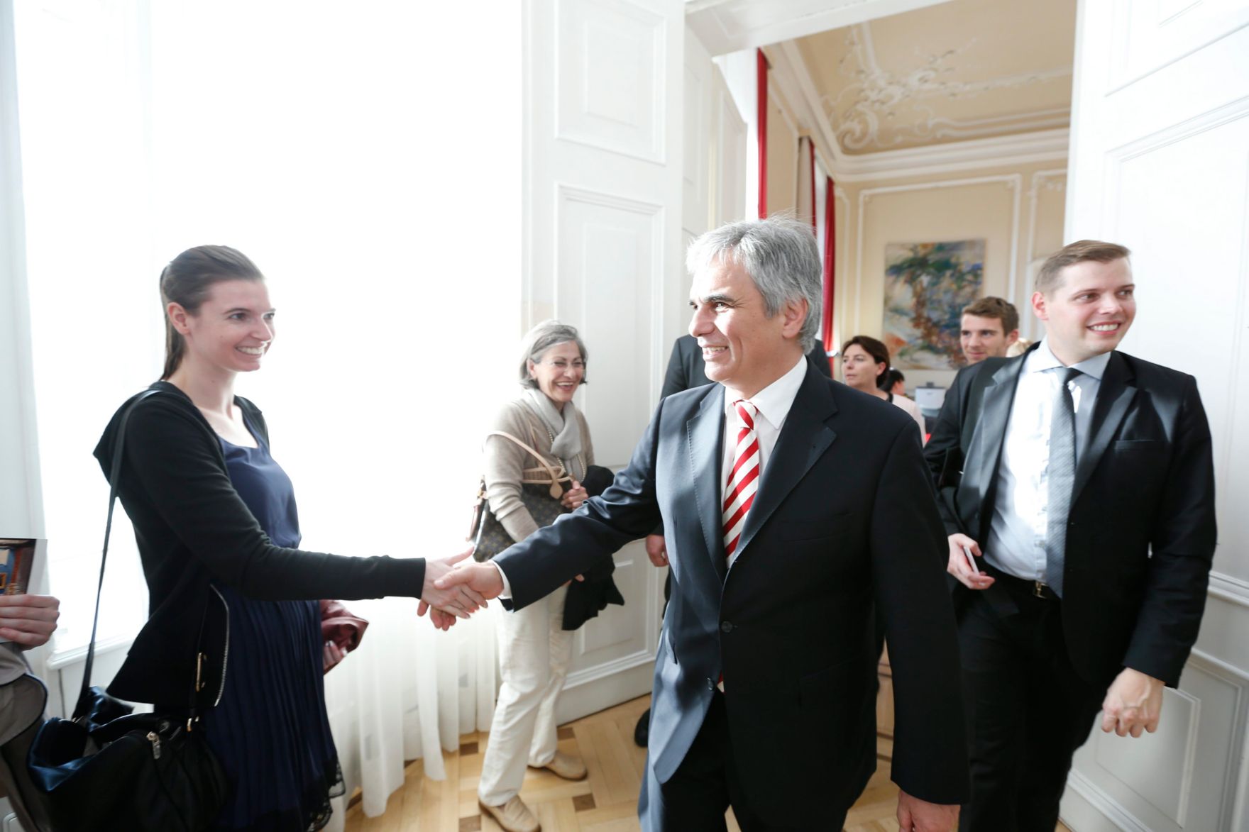 Am 26. Oktober 2013 empfing Bundeskanzler Werner Faymann im Rahmen des Nationalfeiertages Besucherinnen und Besucher im Bundeskanzleramt.