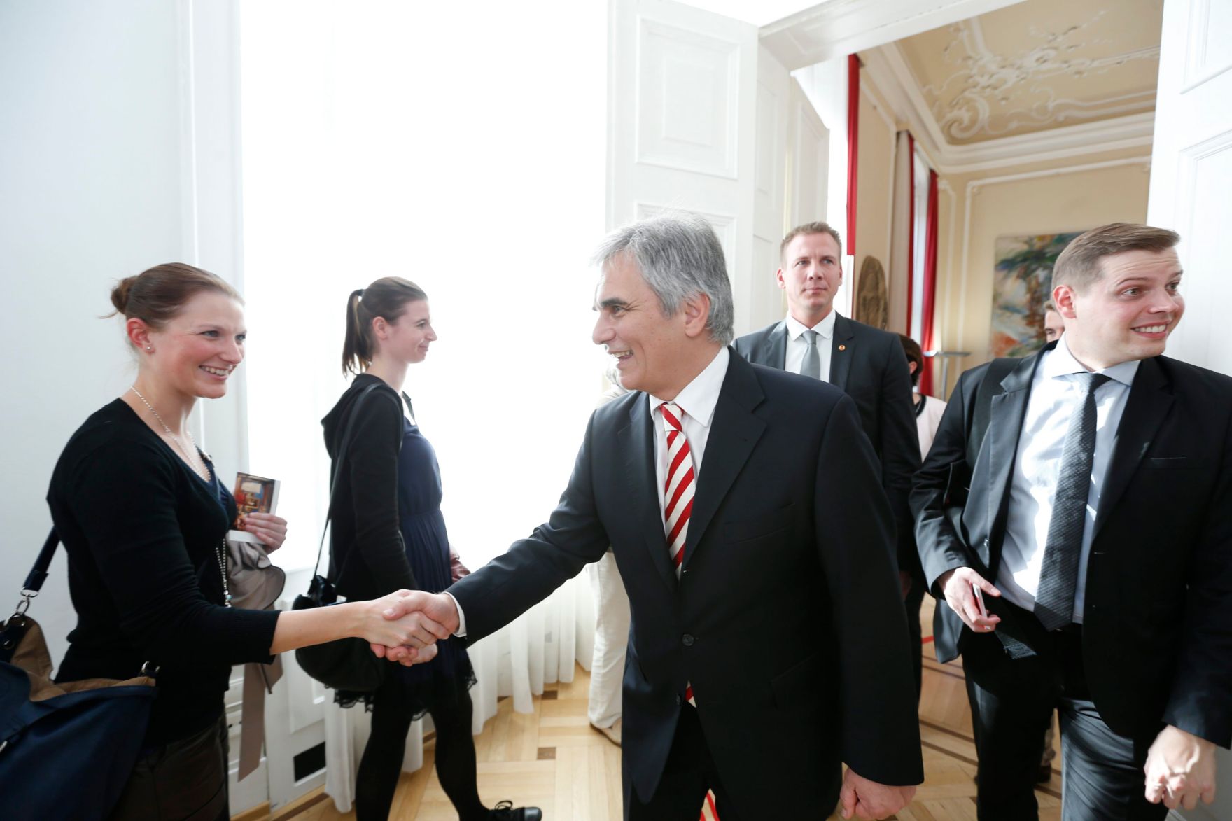 Am 26. Oktober 2013 empfing Bundeskanzler Werner Faymann im Rahmen des Nationalfeiertages Besucherinnen und Besucher im Bundeskanzleramt.