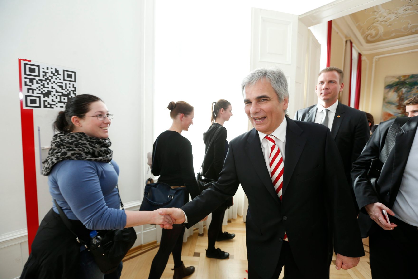 Am 26. Oktober 2013 empfing Bundeskanzler Werner Faymann im Rahmen des Nationalfeiertages Besucherinnen und Besucher im Bundeskanzleramt.