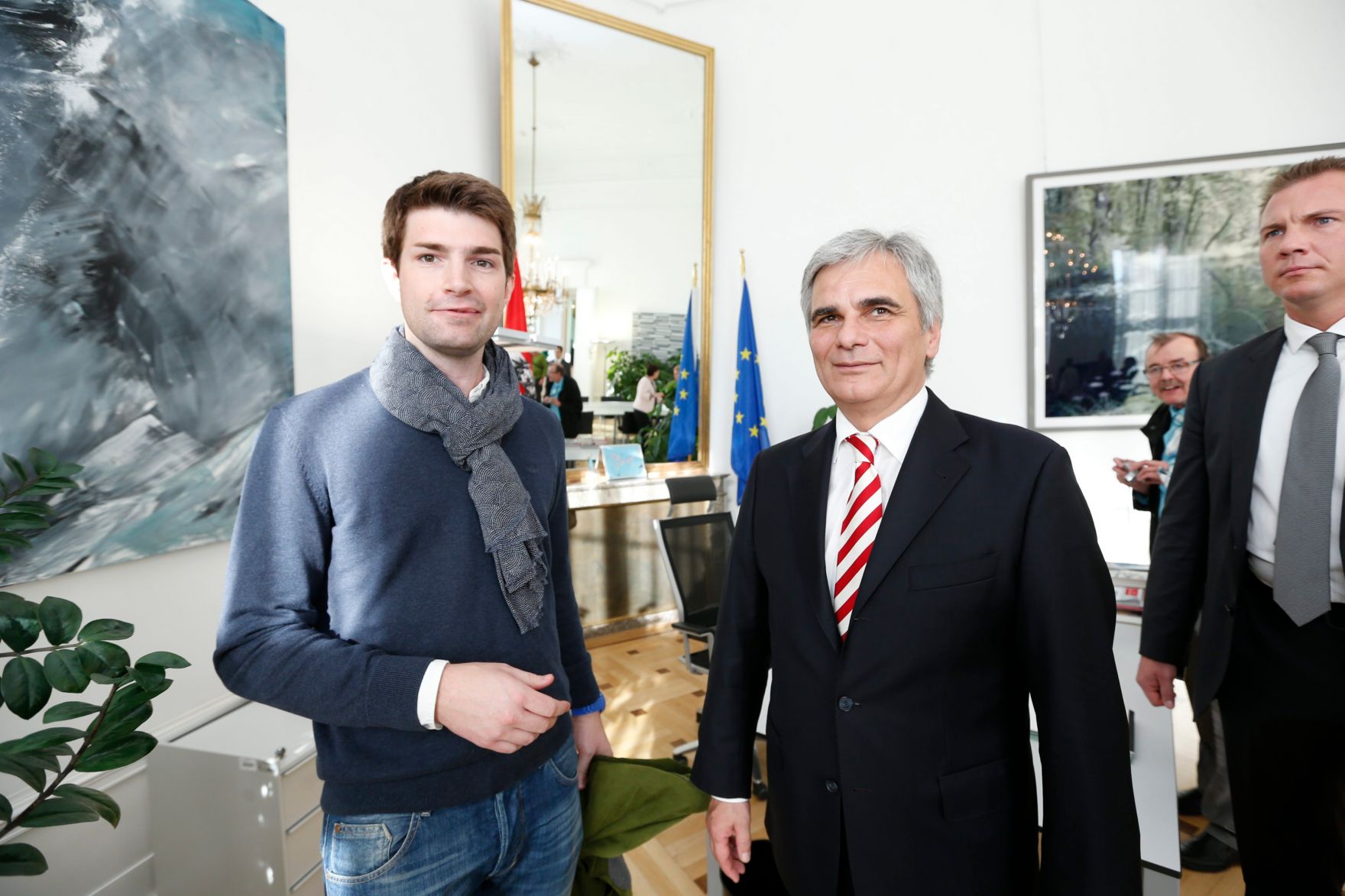 Am 26. Oktober 2013 empfing Bundeskanzler Werner Faymann im Rahmen des Nationalfeiertages Besucherinnen und Besucher im Bundeskanzleramt.