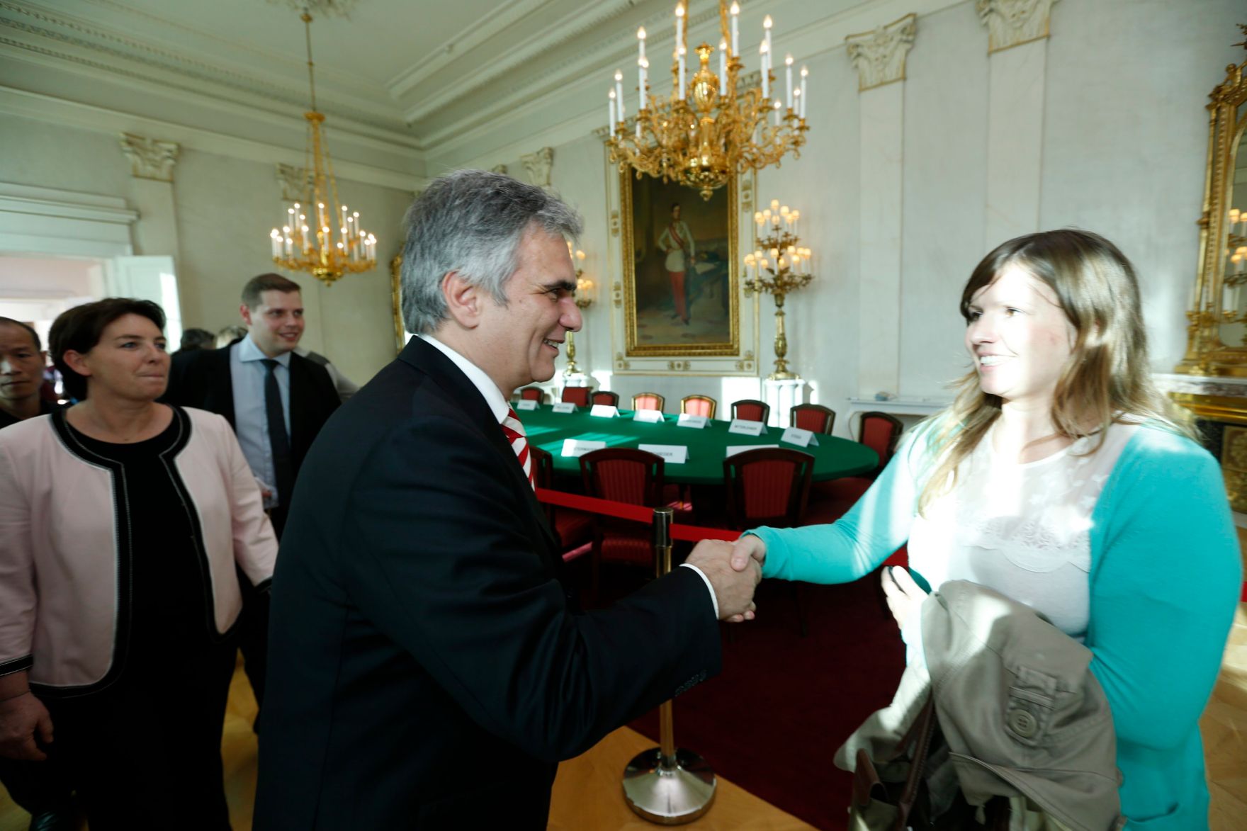 Am 26. Oktober 2013 empfing Bundeskanzler Werner Faymann im Rahmen des Nationalfeiertages Besucherinnen und Besucher im Bundeskanzleramt.