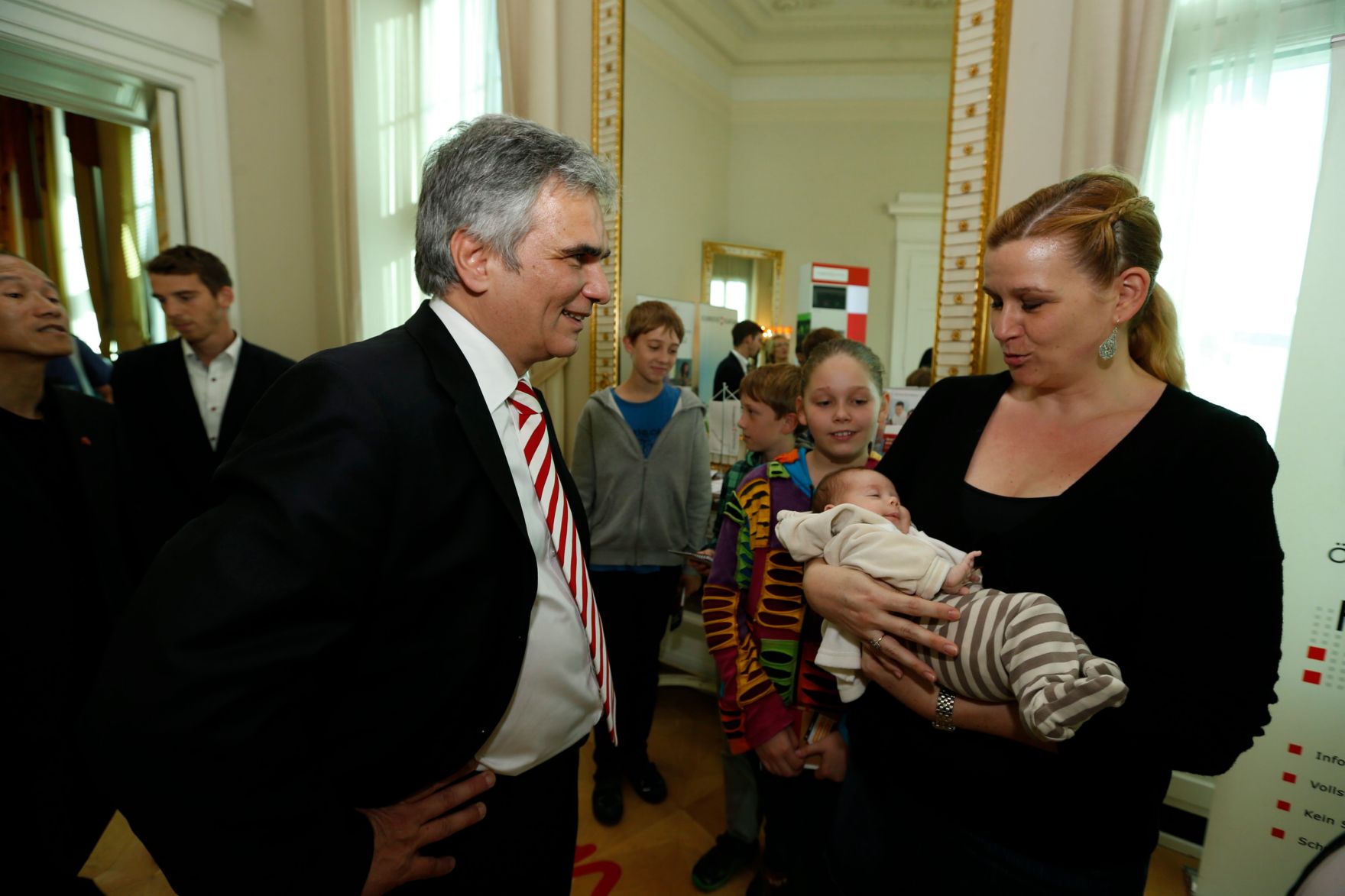 Am 26. Oktober 2013 empfing Bundeskanzler Werner Faymann im Rahmen des Nationalfeiertages Besucherinnen und Besucher im Bundeskanzleramt.