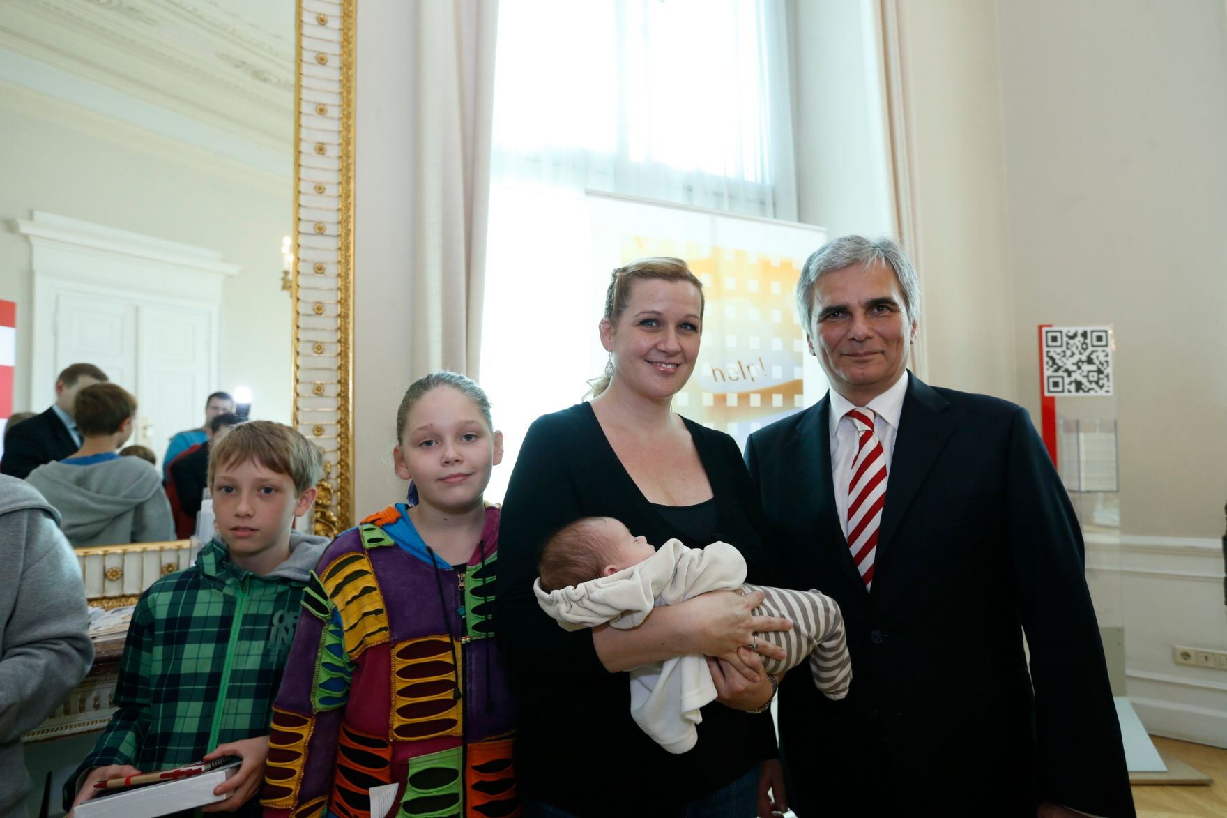 Am 26. Oktober 2013 empfing Bundeskanzler Werner Faymann im Rahmen des Nationalfeiertages Besucherinnen und Besucher im Bundeskanzleramt.