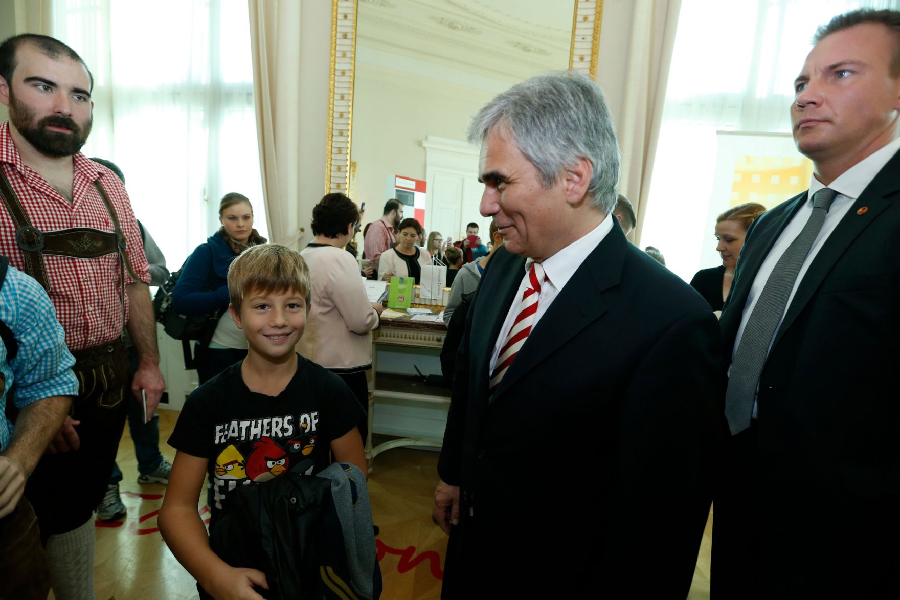Am 26. Oktober 2013 empfing Bundeskanzler Werner Faymann im Rahmen des Nationalfeiertages Besucherinnen und Besucher im Bundeskanzleramt.