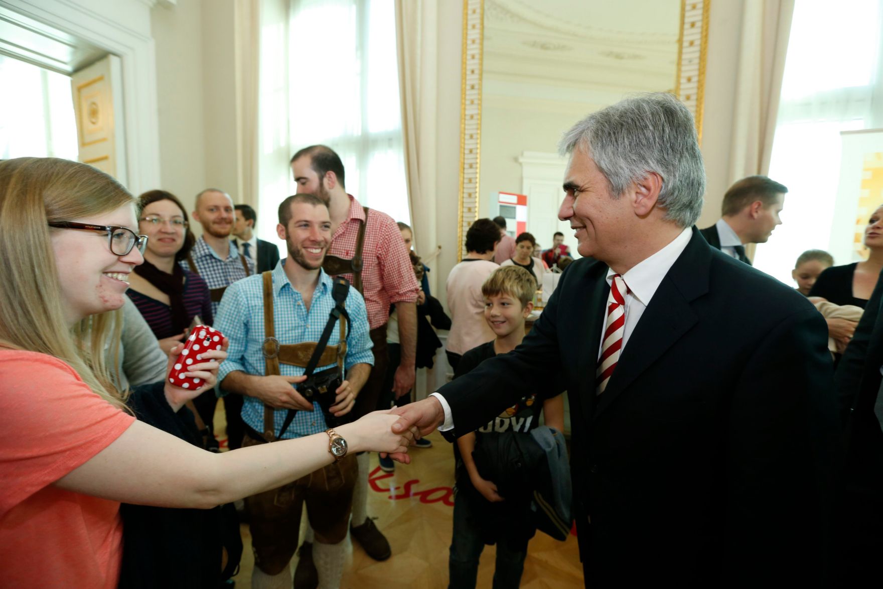 Am 26. Oktober 2013 empfing Bundeskanzler Werner Faymann im Rahmen des Nationalfeiertages Besucherinnen und Besucher im Bundeskanzleramt.