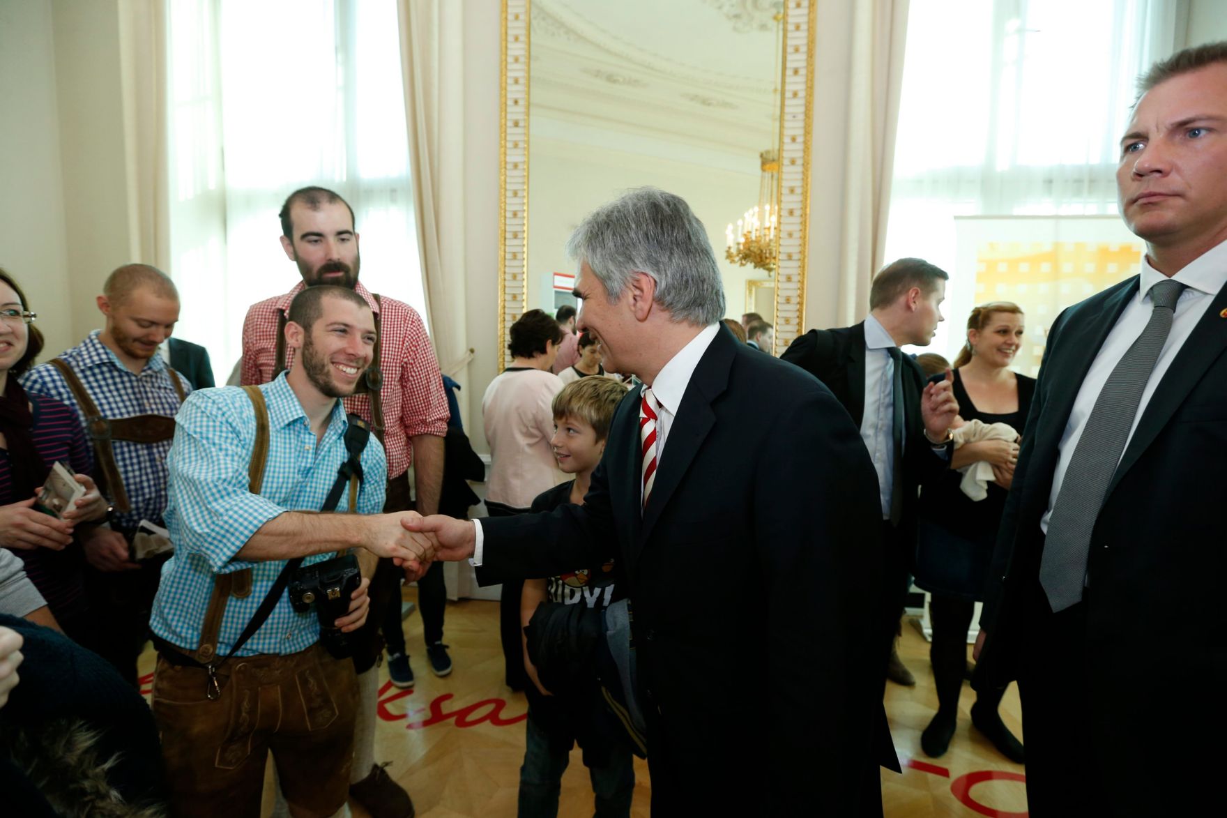 Am 26. Oktober 2013 empfing Bundeskanzler Werner Faymann im Rahmen des Nationalfeiertages Besucherinnen und Besucher im Bundeskanzleramt.