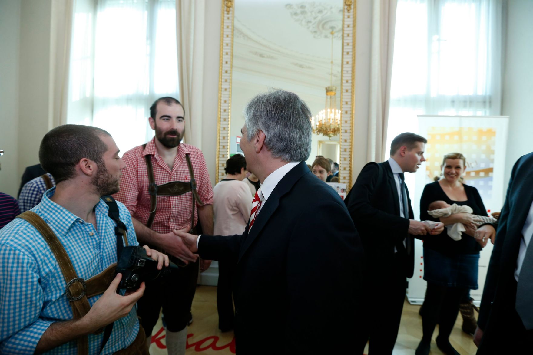 Am 26. Oktober 2013 empfing Bundeskanzler Werner Faymann im Rahmen des Nationalfeiertages Besucherinnen und Besucher im Bundeskanzleramt.