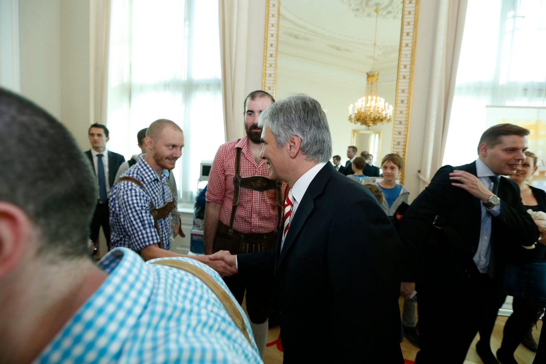 Am 26. Oktober 2013 empfing Bundeskanzler Werner Faymann im Rahmen des Nationalfeiertages Besucherinnen und Besucher im Bundeskanzleramt.