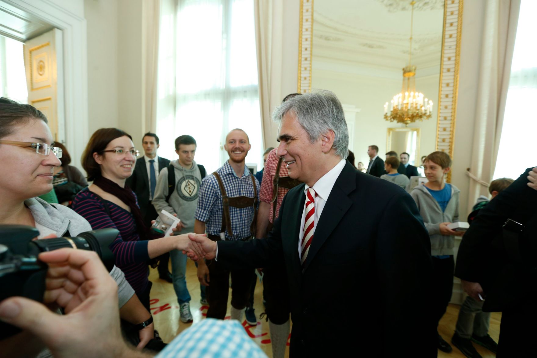 Am 26. Oktober 2013 empfing Bundeskanzler Werner Faymann im Rahmen des Nationalfeiertages Besucherinnen und Besucher im Bundeskanzleramt.