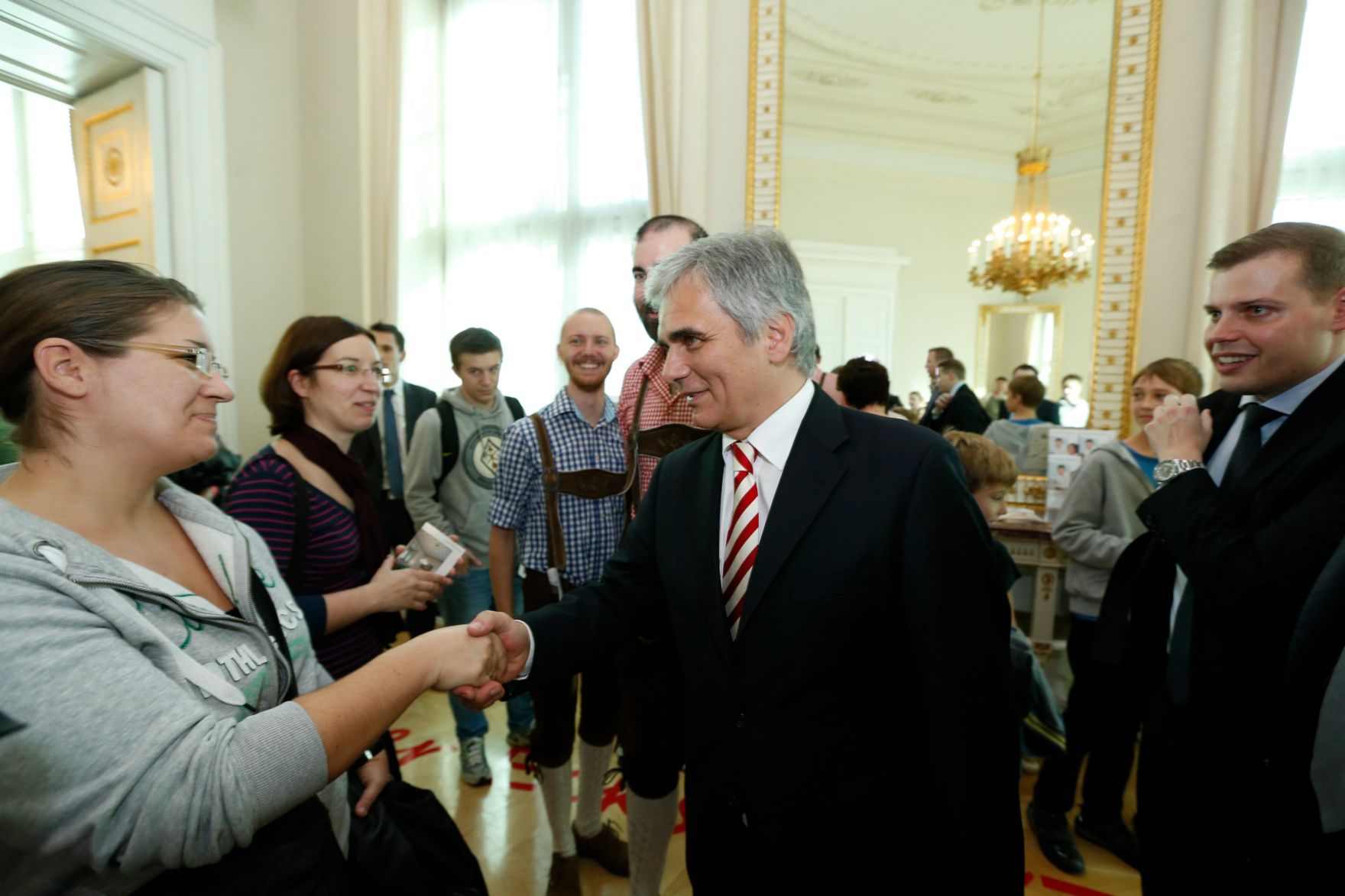 Am 26. Oktober 2013 empfing Bundeskanzler Werner Faymann im Rahmen des Nationalfeiertages Besucherinnen und Besucher im Bundeskanzleramt.