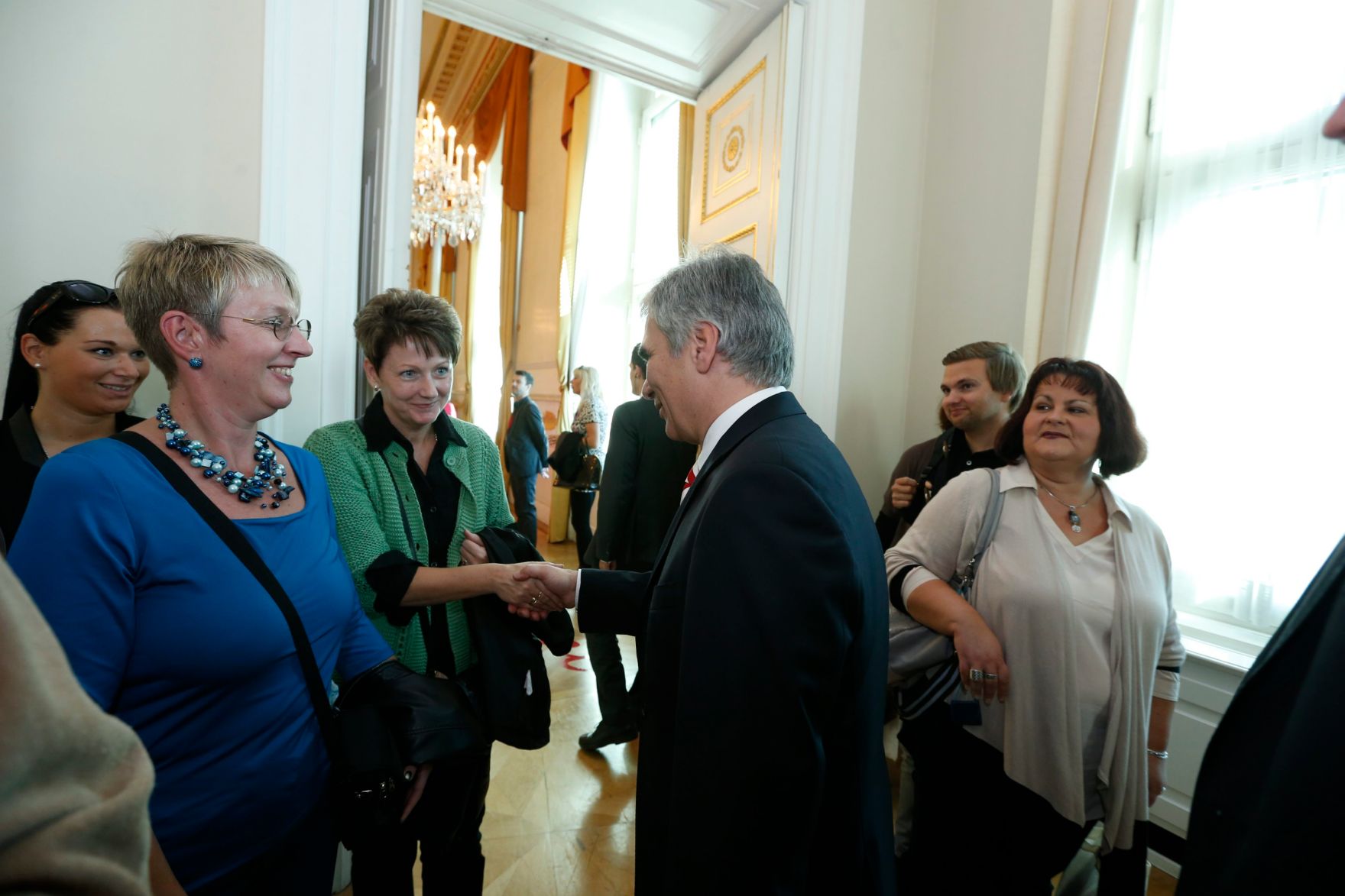 Am 26. Oktober 2013 empfing Bundeskanzler Werner Faymann im Rahmen des Nationalfeiertages Besucherinnen und Besucher im Bundeskanzleramt.