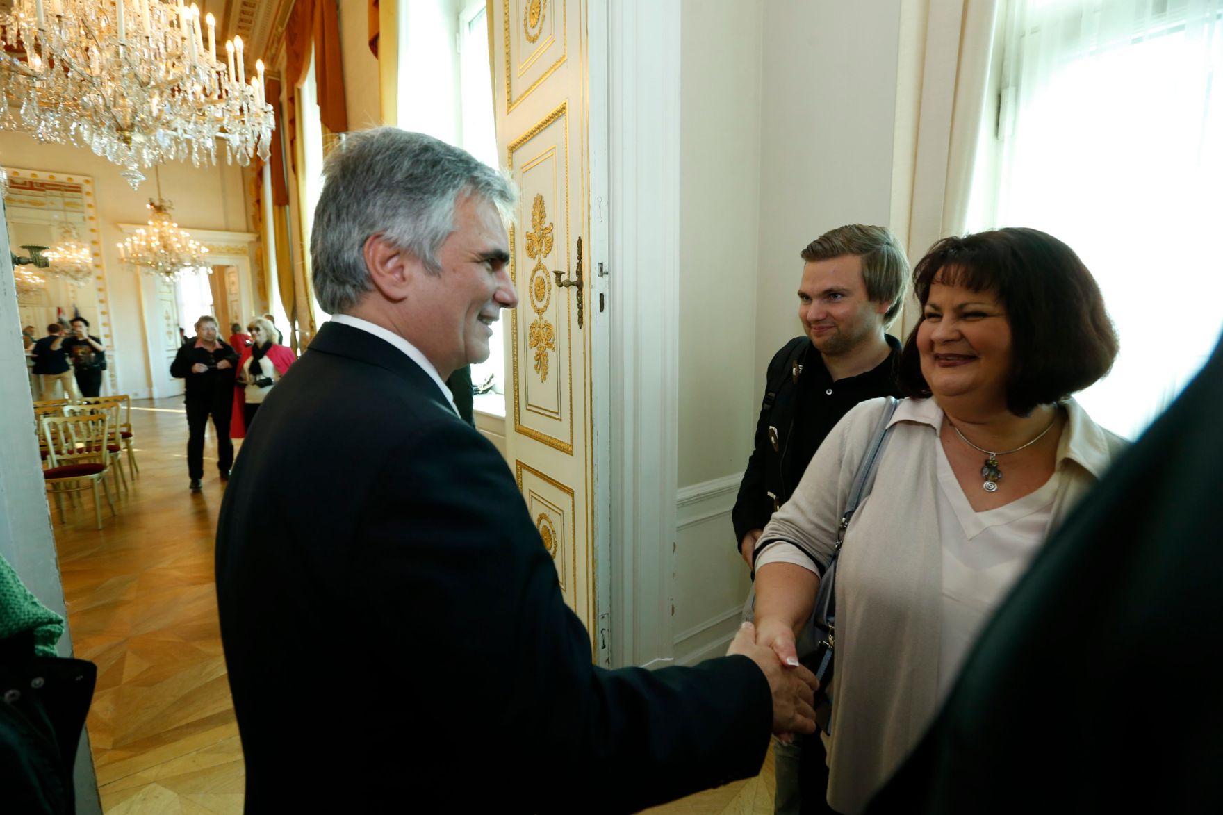 Am 26. Oktober 2013 empfing Bundeskanzler Werner Faymann im Rahmen des Nationalfeiertages Besucherinnen und Besucher im Bundeskanzleramt.