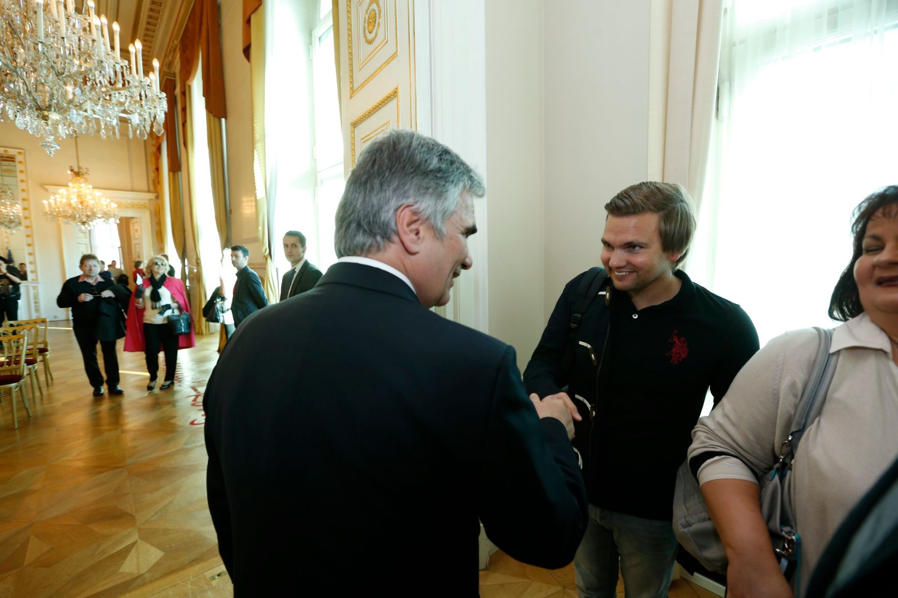 Am 26. Oktober 2013 empfing Bundeskanzler Werner Faymann im Rahmen des Nationalfeiertages Besucherinnen und Besucher im Bundeskanzleramt.