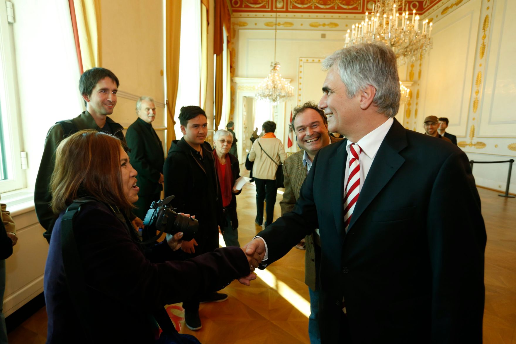 Am 26. Oktober 2013 empfing Bundeskanzler Werner Faymann im Rahmen des Nationalfeiertages Besucherinnen und Besucher im Bundeskanzleramt.