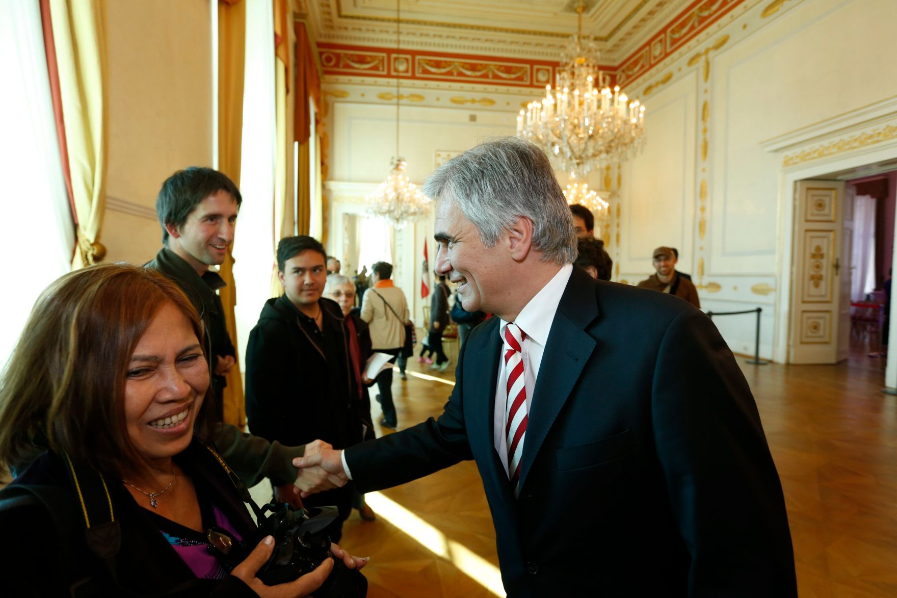 Am 26. Oktober 2013 empfing Bundeskanzler Werner Faymann im Rahmen des Nationalfeiertages Besucherinnen und Besucher im Bundeskanzleramt.