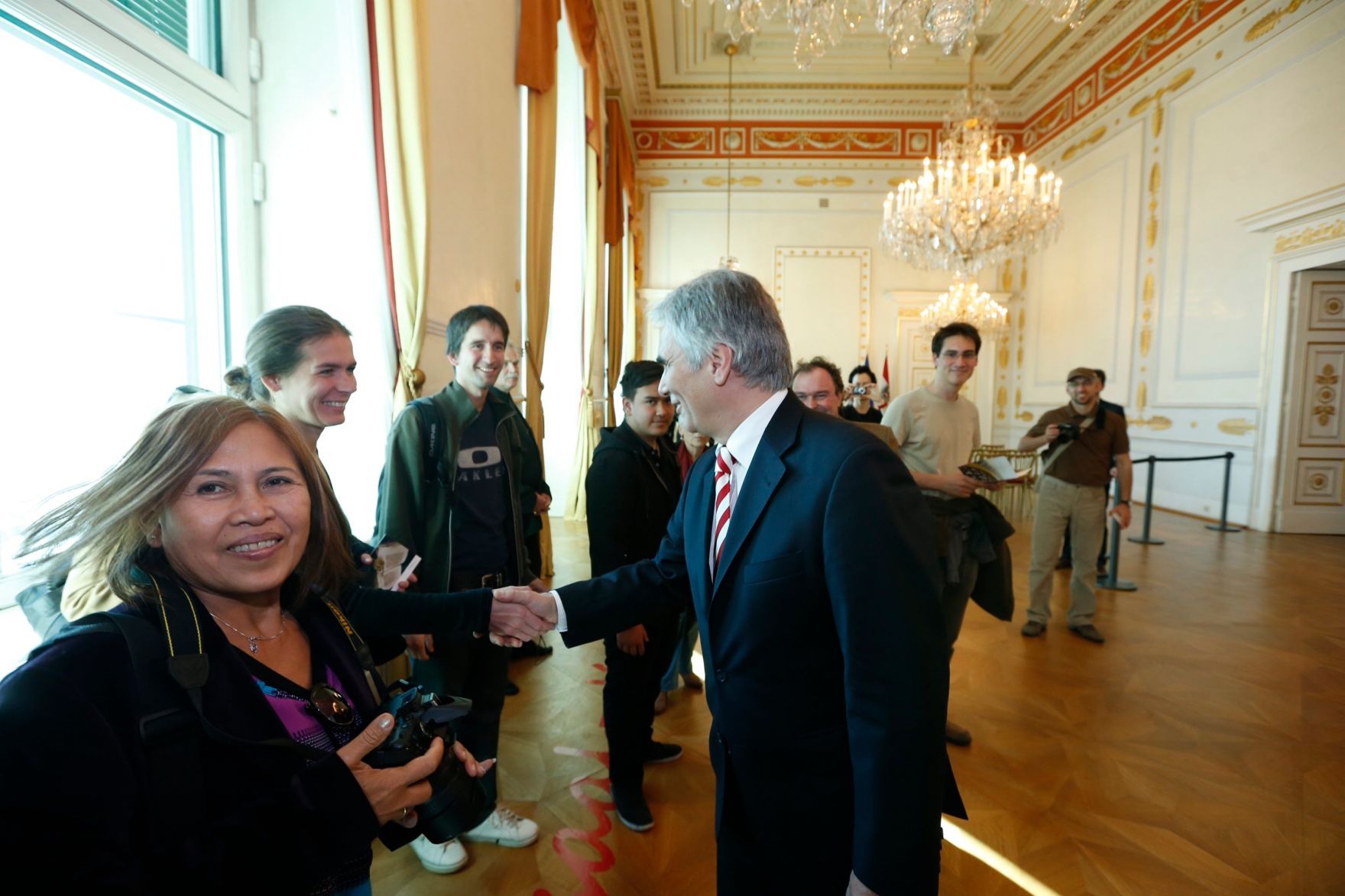 Am 26. Oktober 2013 empfing Bundeskanzler Werner Faymann im Rahmen des Nationalfeiertages Besucherinnen und Besucher im Bundeskanzleramt.