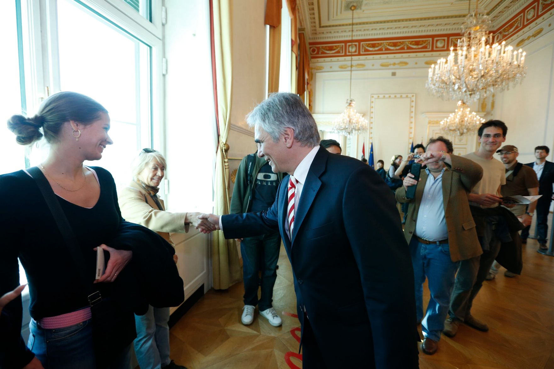 Am 26. Oktober 2013 empfing Bundeskanzler Werner Faymann im Rahmen des Nationalfeiertages Besucherinnen und Besucher im Bundeskanzleramt.