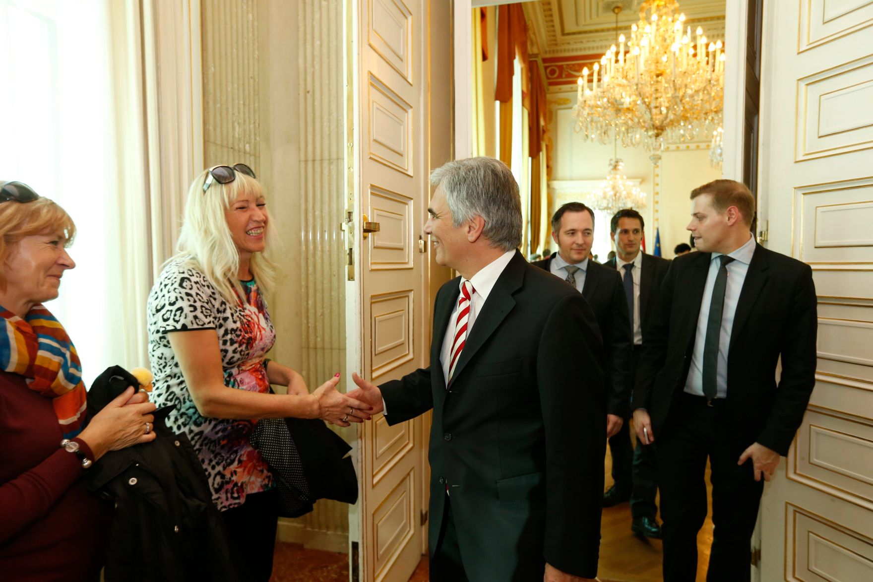 Am 26. Oktober 2013 empfing Bundeskanzler Werner Faymann im Rahmen des Nationalfeiertages Besucherinnen und Besucher im Bundeskanzleramt.