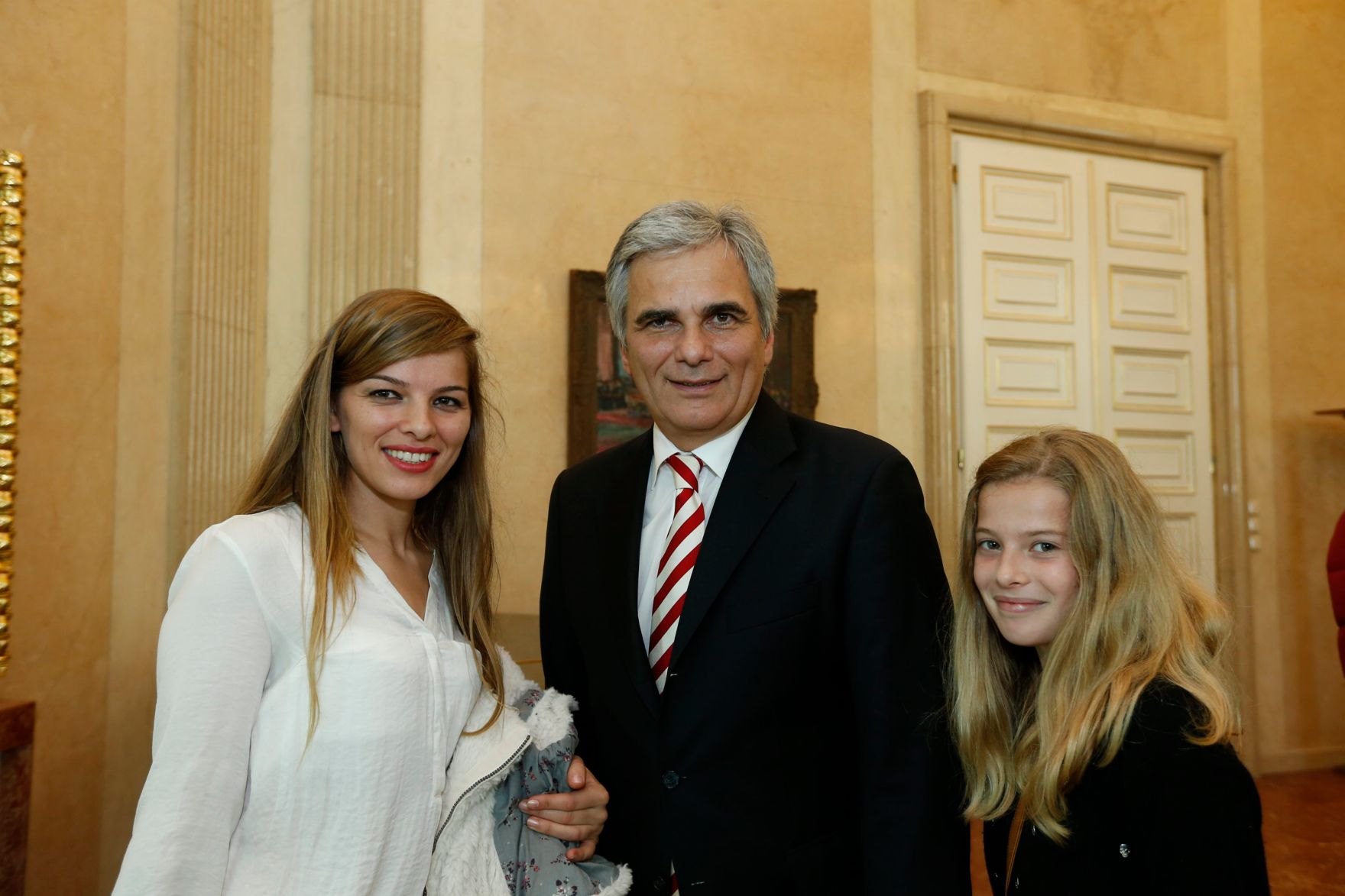 Am 26. Oktober 2013 empfing Bundeskanzler Werner Faymann im Rahmen des Nationalfeiertages Besucherinnen und Besucher im Bundeskanzleramt.