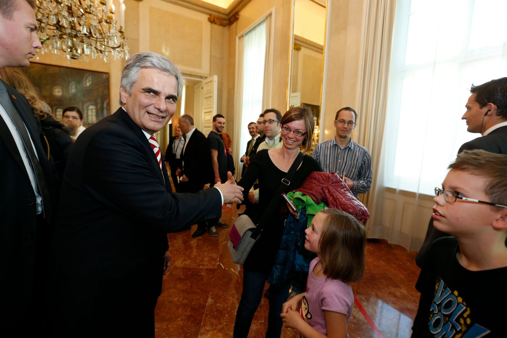 Am 26. Oktober 2013 empfing Bundeskanzler Werner Faymann im Rahmen des Nationalfeiertages Besucherinnen und Besucher im Bundeskanzleramt.