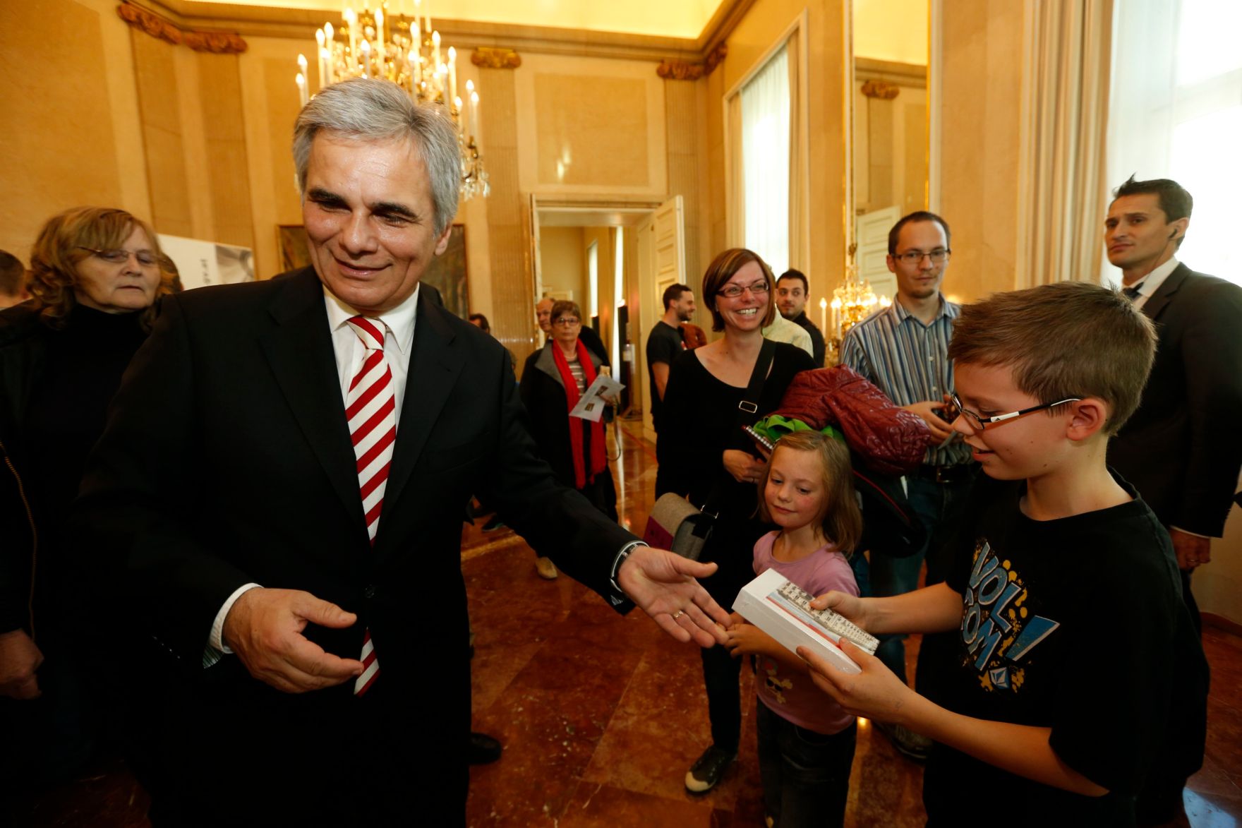 Am 26. Oktober 2013 empfing Bundeskanzler Werner Faymann im Rahmen des Nationalfeiertages Besucherinnen und Besucher im Bundeskanzleramt.