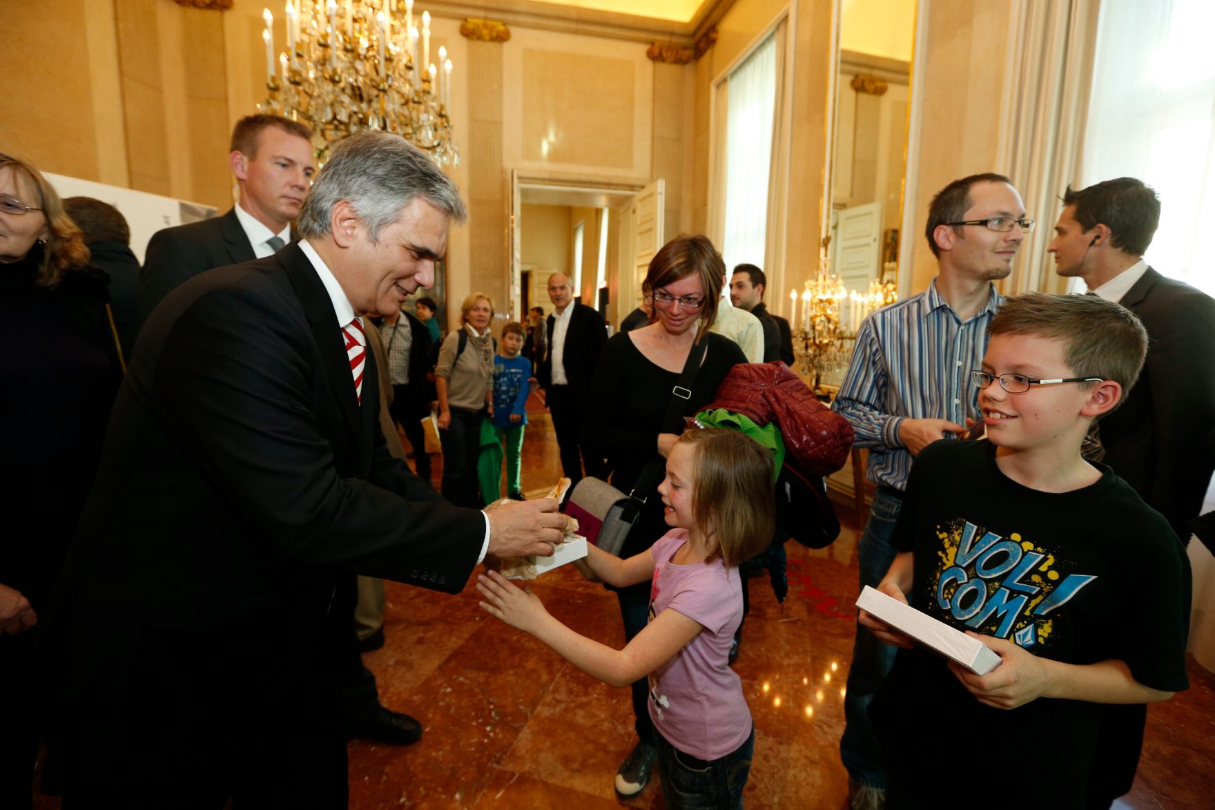 Am 26. Oktober 2013 empfing Bundeskanzler Werner Faymann im Rahmen des Nationalfeiertages Besucherinnen und Besucher im Bundeskanzleramt.