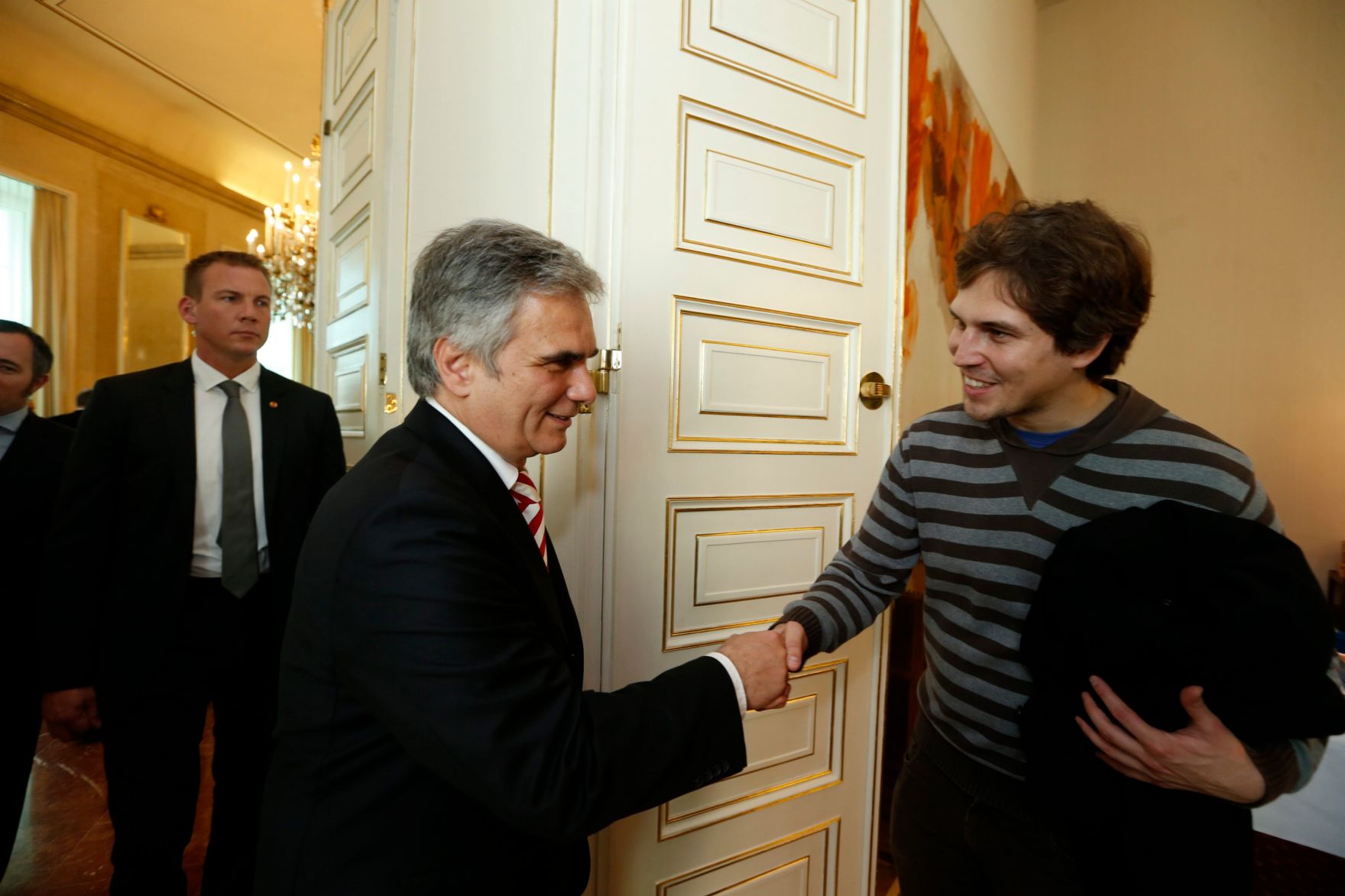 Am 26. Oktober 2013 empfing Bundeskanzler Werner Faymann im Rahmen des Nationalfeiertages Besucherinnen und Besucher im Bundeskanzleramt.