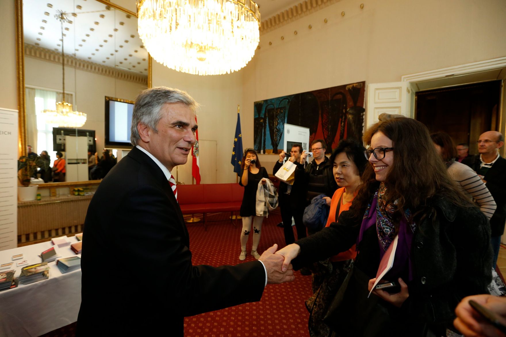 Am 26. Oktober 2013 empfing Bundeskanzler Werner Faymann im Rahmen des Nationalfeiertages Besucherinnen und Besucher im Bundeskanzleramt.