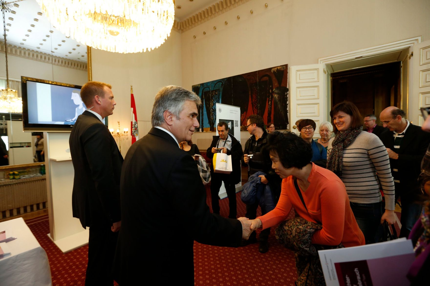 Am 26. Oktober 2013 empfing Bundeskanzler Werner Faymann im Rahmen des Nationalfeiertages Besucherinnen und Besucher im Bundeskanzleramt.