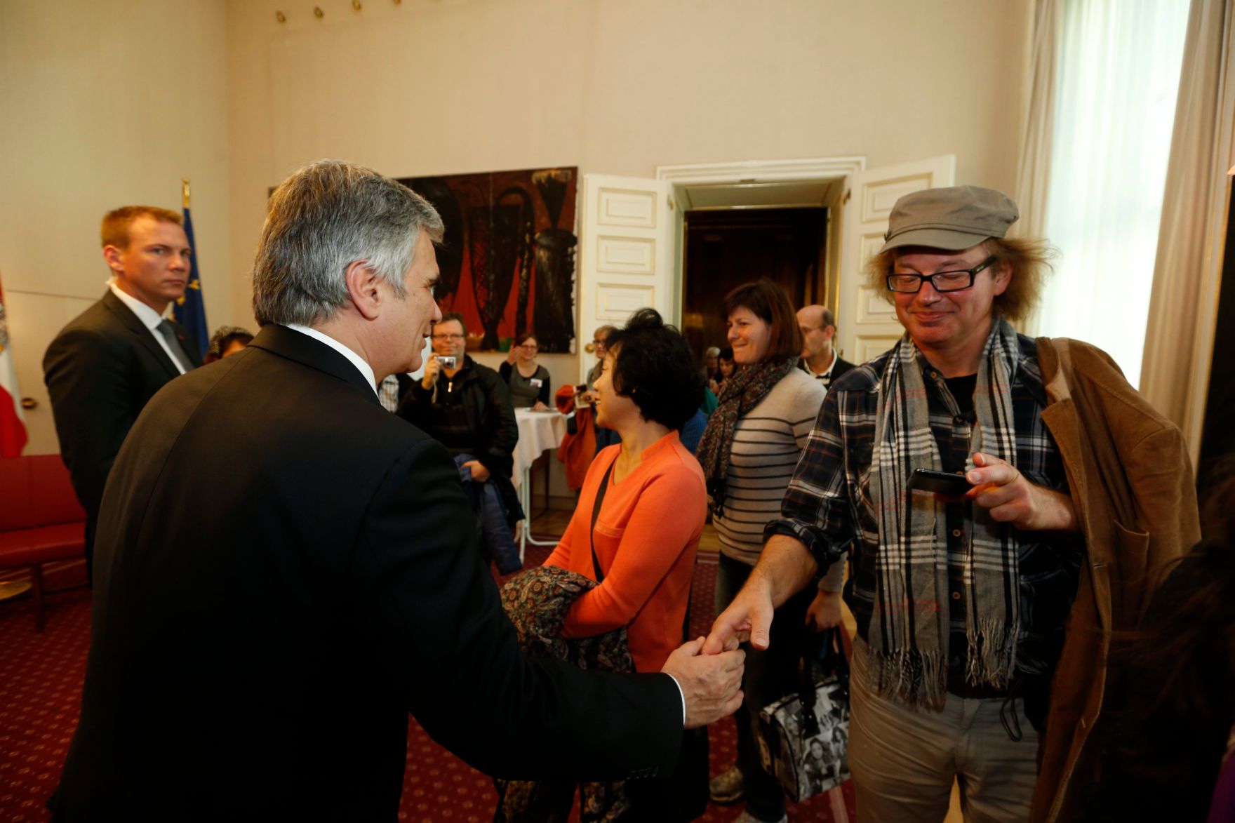Am 26. Oktober 2013 empfing Bundeskanzler Werner Faymann im Rahmen des Nationalfeiertages Besucherinnen und Besucher im Bundeskanzleramt.