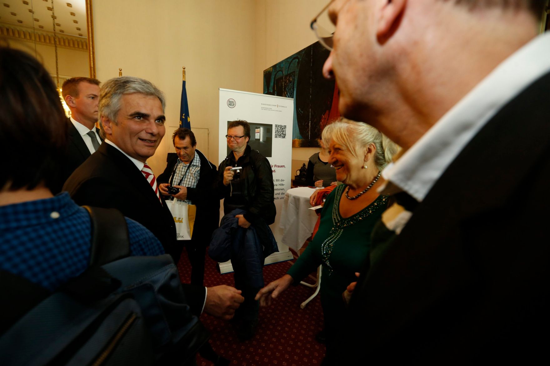 Am 26. Oktober 2013 empfing Bundeskanzler Werner Faymann im Rahmen des Nationalfeiertages Besucherinnen und Besucher im Bundeskanzleramt.