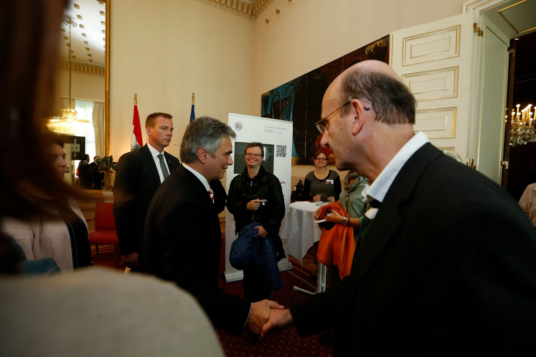 Am 26. Oktober 2013 empfing Bundeskanzler Werner Faymann im Rahmen des Nationalfeiertages Besucherinnen und Besucher im Bundeskanzleramt.