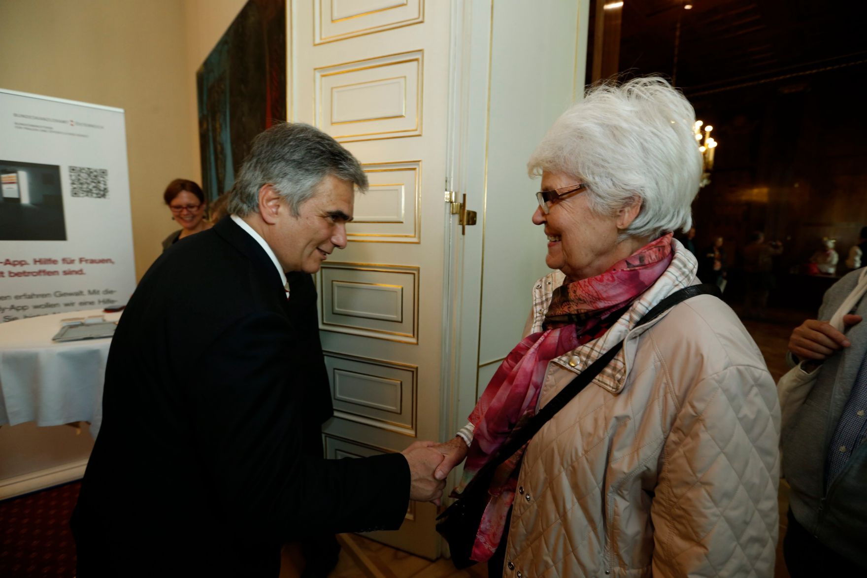 Am 26. Oktober 2013 empfing Bundeskanzler Werner Faymann im Rahmen des Nationalfeiertages Besucherinnen und Besucher im Bundeskanzleramt.