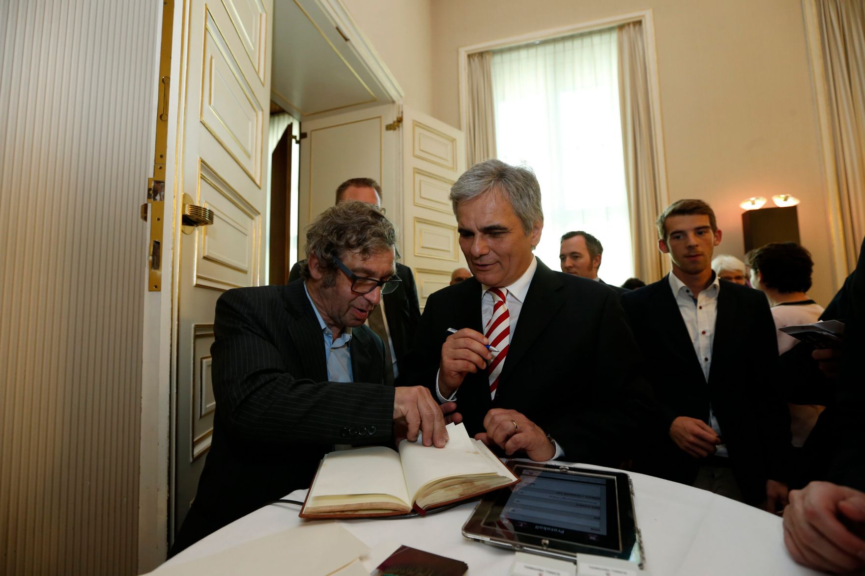 Am 26. Oktober 2013 empfing Bundeskanzler Werner Faymann im Rahmen des Nationalfeiertages Besucherinnen und Besucher im Bundeskanzleramt.