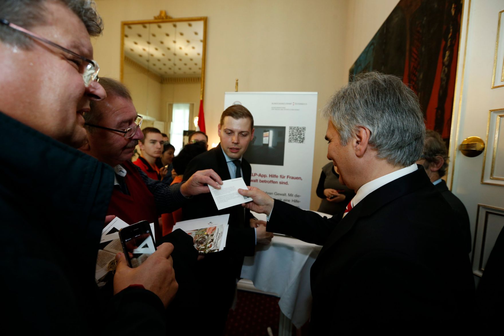 Am 26. Oktober 2013 empfing Bundeskanzler Werner Faymann im Rahmen des Nationalfeiertages Besucherinnen und Besucher im Bundeskanzleramt.