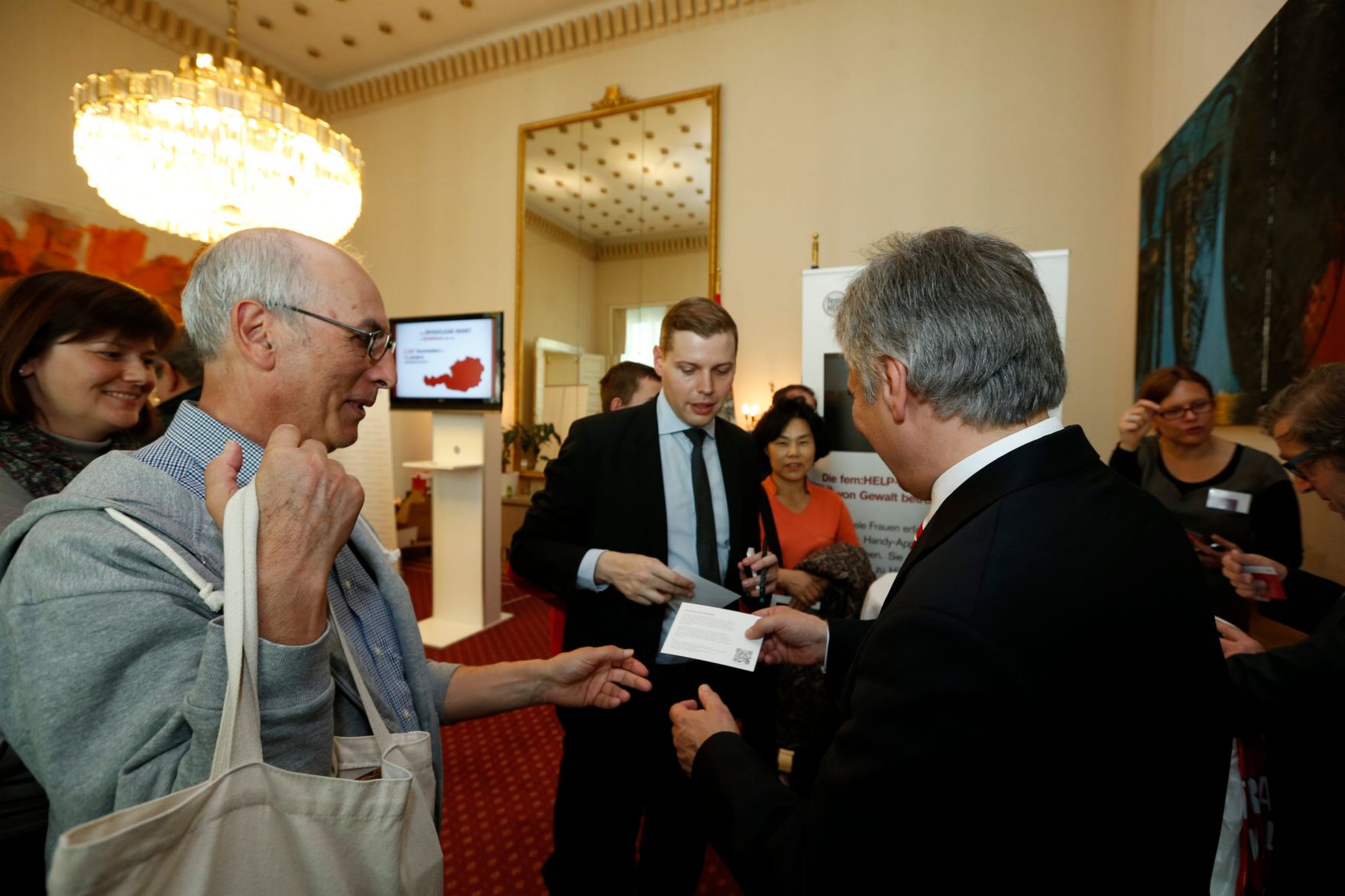 Am 26. Oktober 2013 empfing Bundeskanzler Werner Faymann im Rahmen des Nationalfeiertages Besucherinnen und Besucher im Bundeskanzleramt.