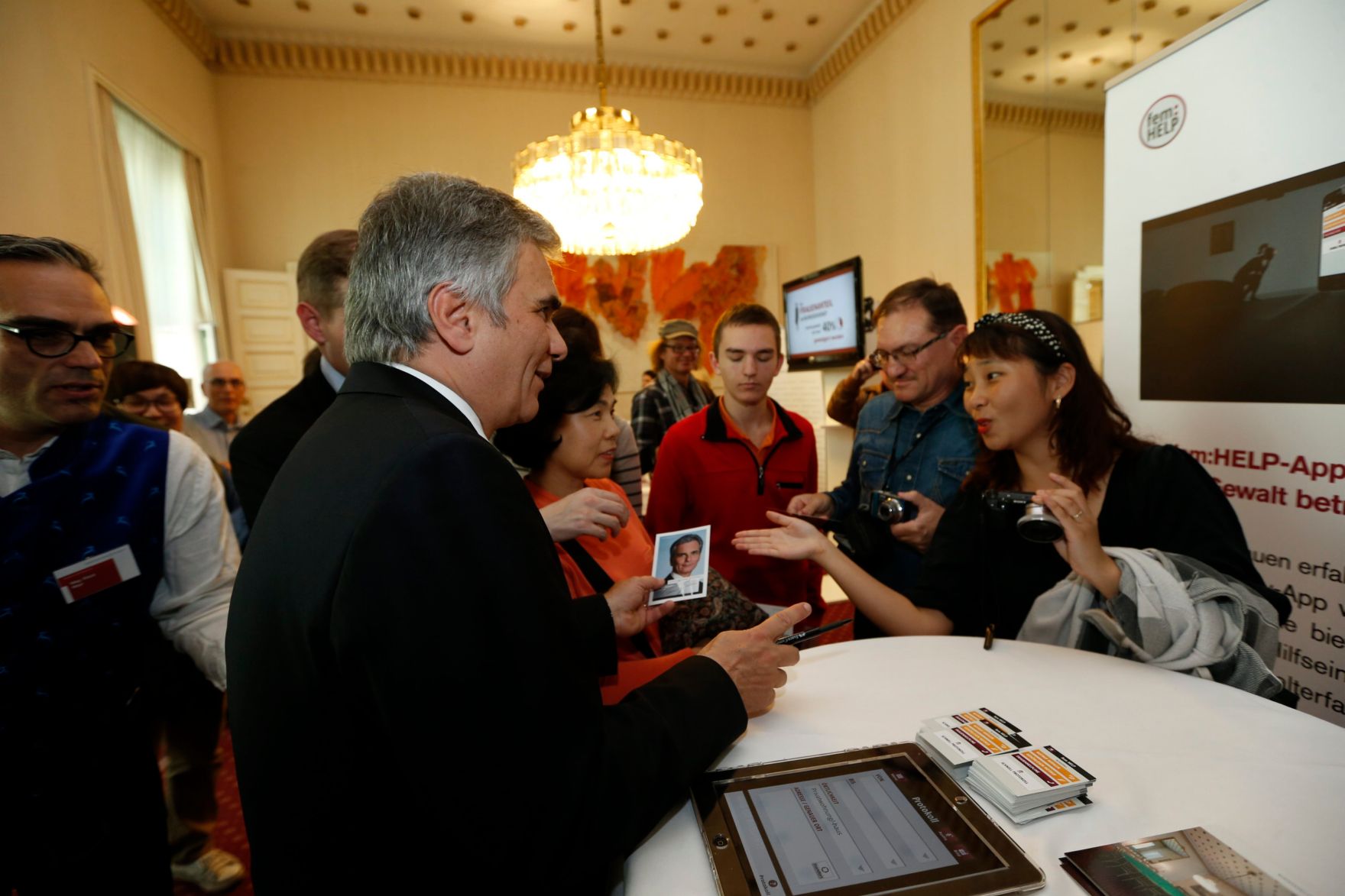 Am 26. Oktober 2013 empfing Bundeskanzler Werner Faymann im Rahmen des Nationalfeiertages Besucherinnen und Besucher im Bundeskanzleramt.
