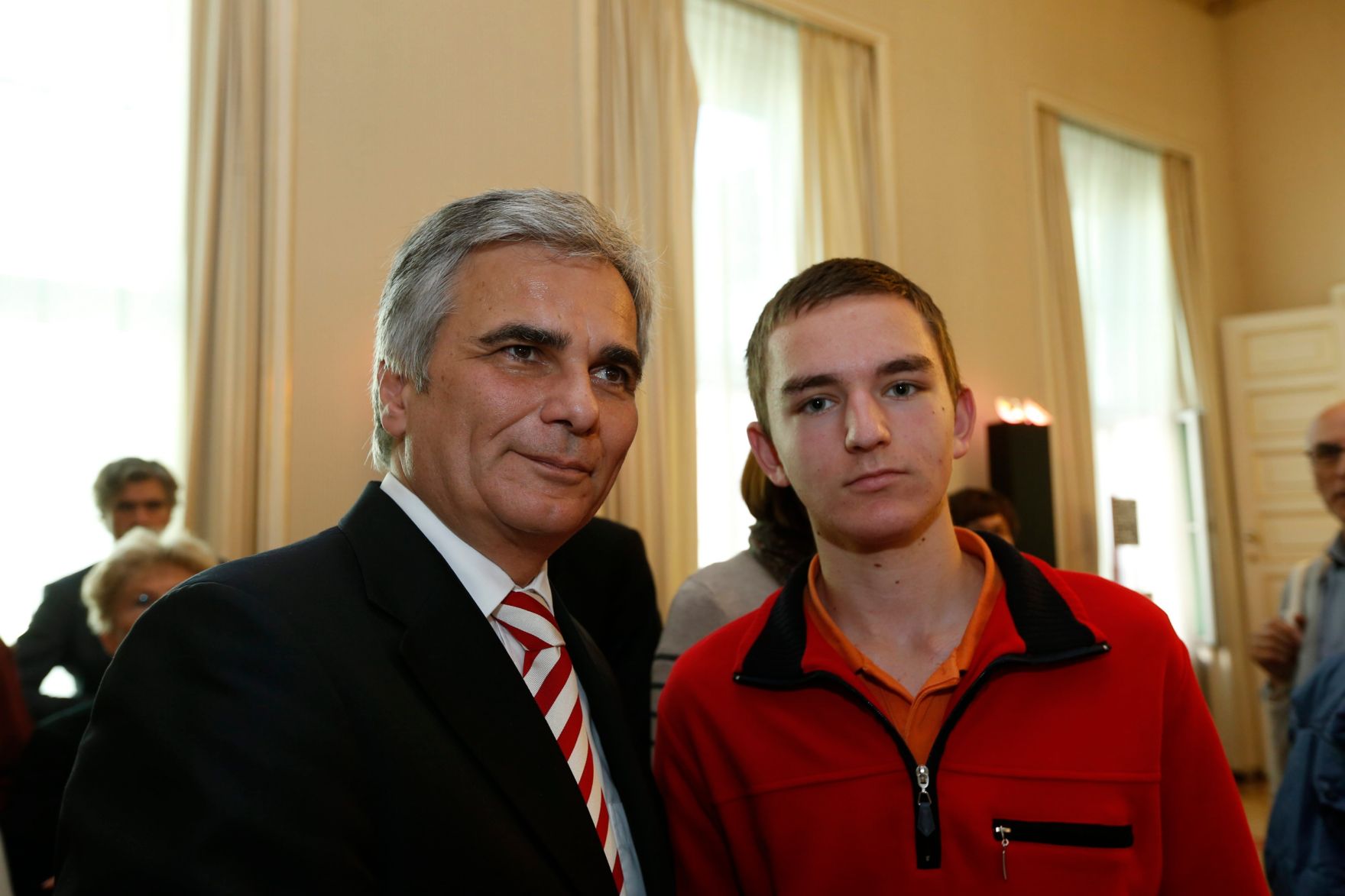 Am 26. Oktober 2013 empfing Bundeskanzler Werner Faymann im Rahmen des Nationalfeiertages Besucherinnen und Besucher im Bundeskanzleramt.